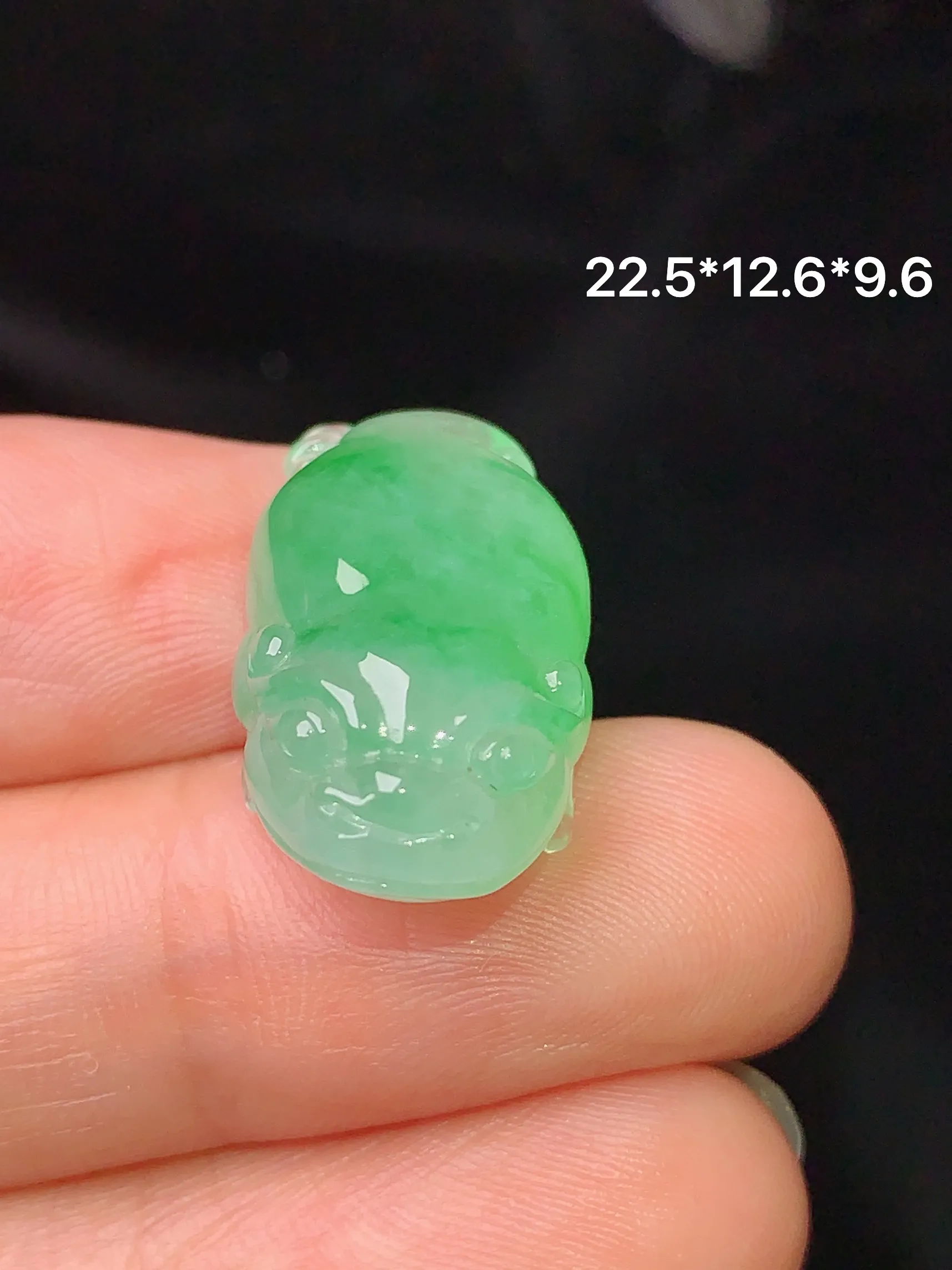 翠绿金蟾吊坠 玉质细腻 色泽清新艳丽 整体尺寸22.5*12.6*9.6