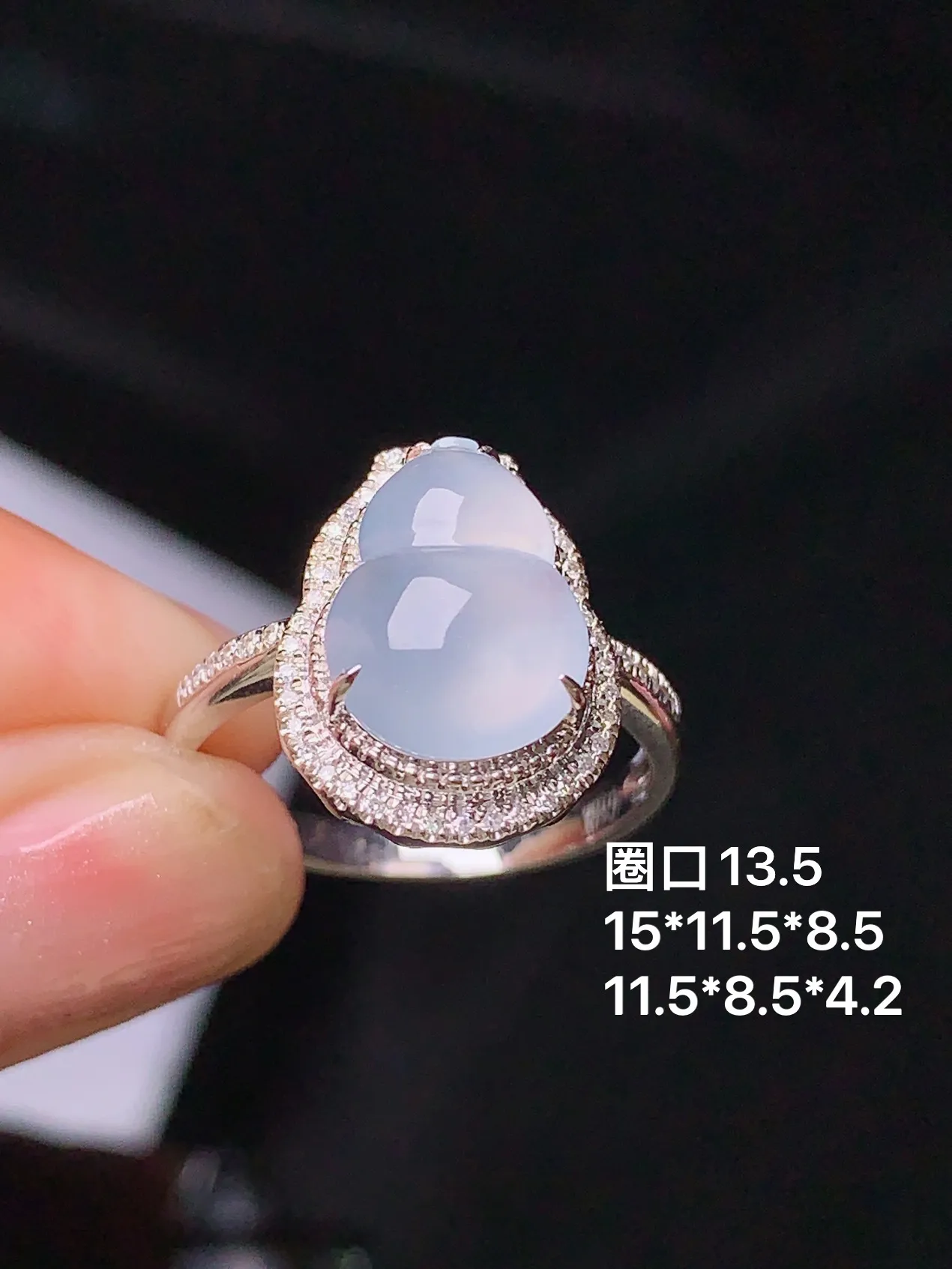 18k金钻镶嵌冰种葫芦戒指 玉质细腻 色泽清新艳丽 圈口13.5 整体尺寸15*11.5*8.5