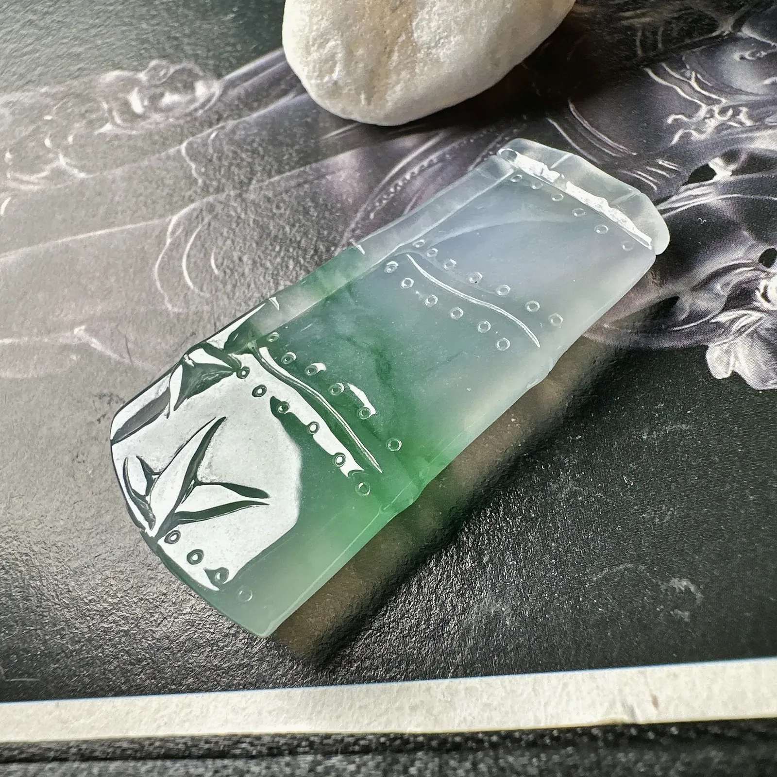 【冰种飘绿节节高吊坠】步步高升，质地细腻，通透闪耀，光可鉴人，佳品推荐