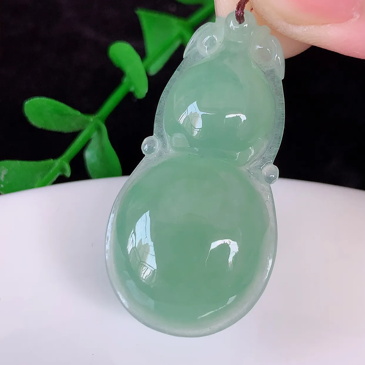 自然光实拍，冰种满绿翡翠葫芦吊坠，葫芦寓意福禄双全，财源滚滚，饱满，清新脱俗，佩戴效果优雅迷人！#57.27