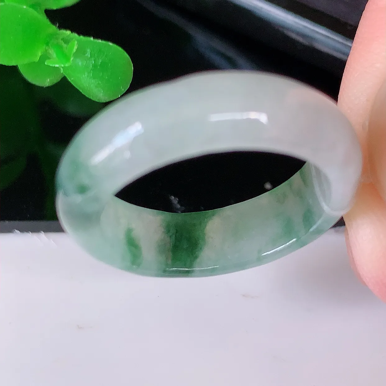自然光实拍，18mm内径冰飘花翡翠指环，玉戒指，玉质莹润，好精美好冰润的指环，17圈口，上手纤巧！#49.27