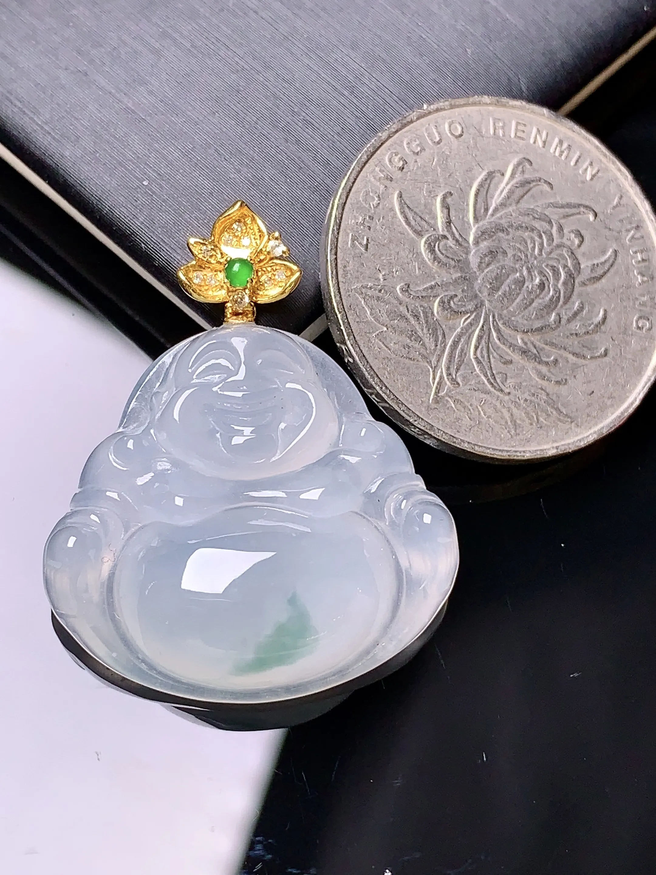 18k金飘绿佛公吊坠 玉质细腻 色泽清新艳丽 整体尺寸31*25.6*7.2