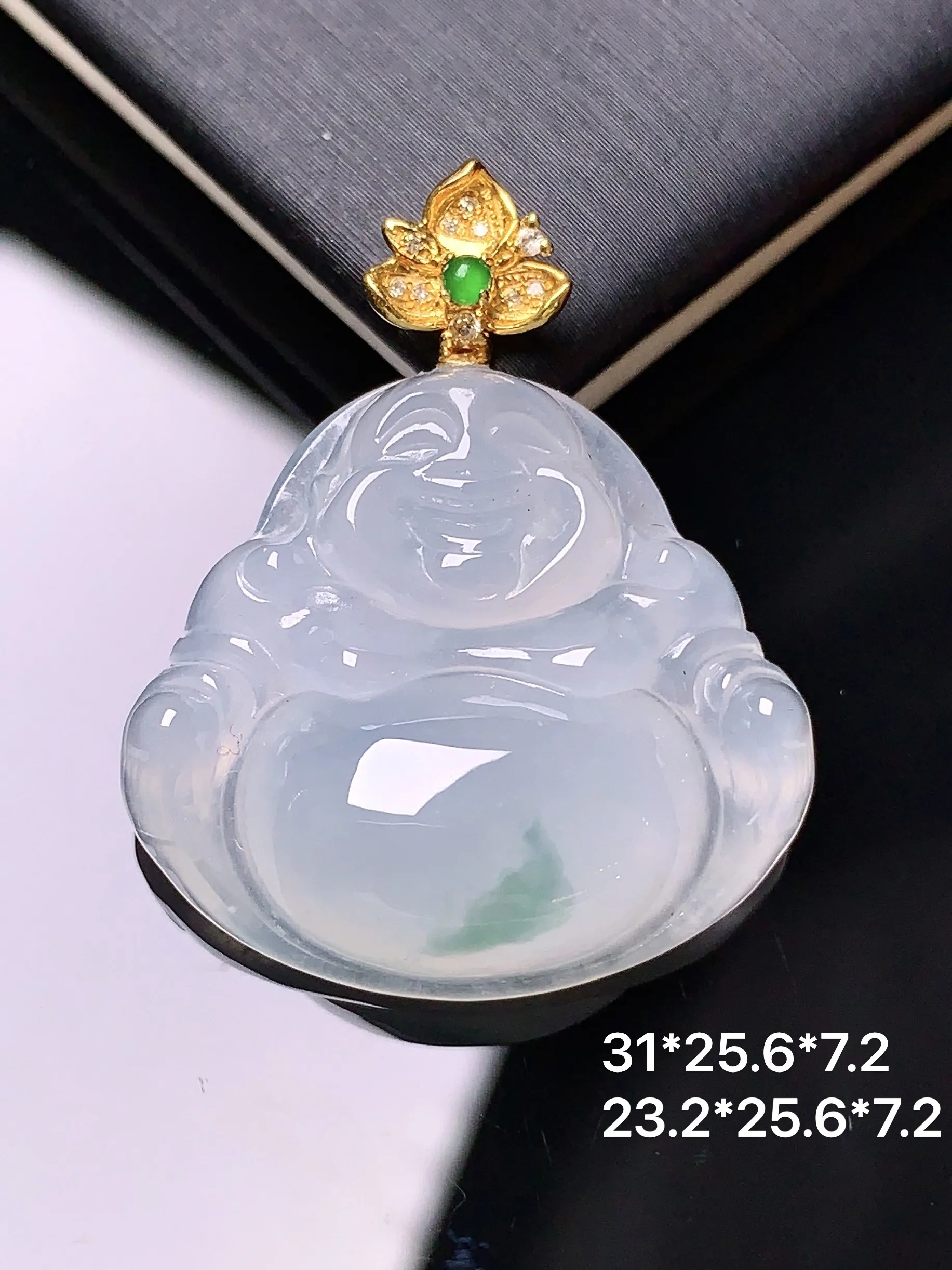 18k金飘绿佛公吊坠 玉质细腻 色泽清新艳丽 整体尺寸31*25.6*7.2