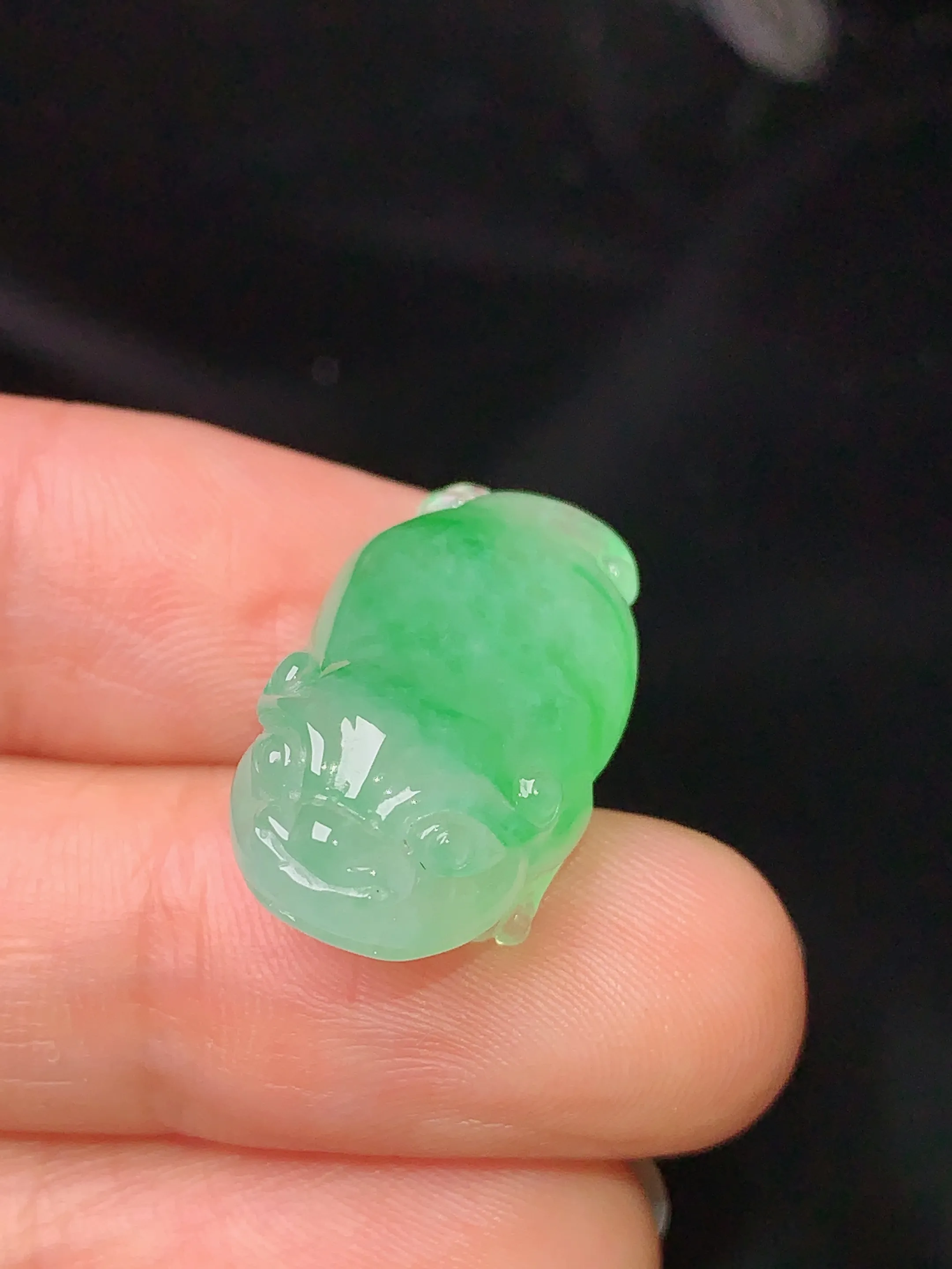 翠绿金蟾吊坠 玉质细腻 色泽清新艳丽 整体尺寸22.5*12.6*9.6