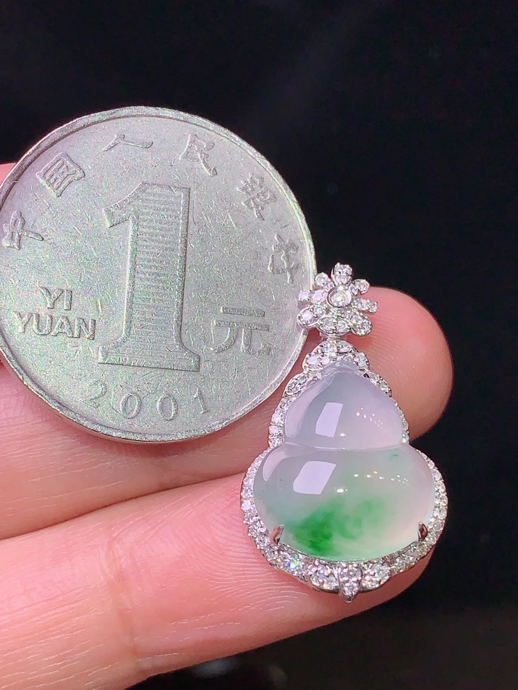 18k金钻镶嵌飘绿葫芦吊坠 玉质细腻 色泽清新艳丽 整体尺寸25.1*14.5*8.6