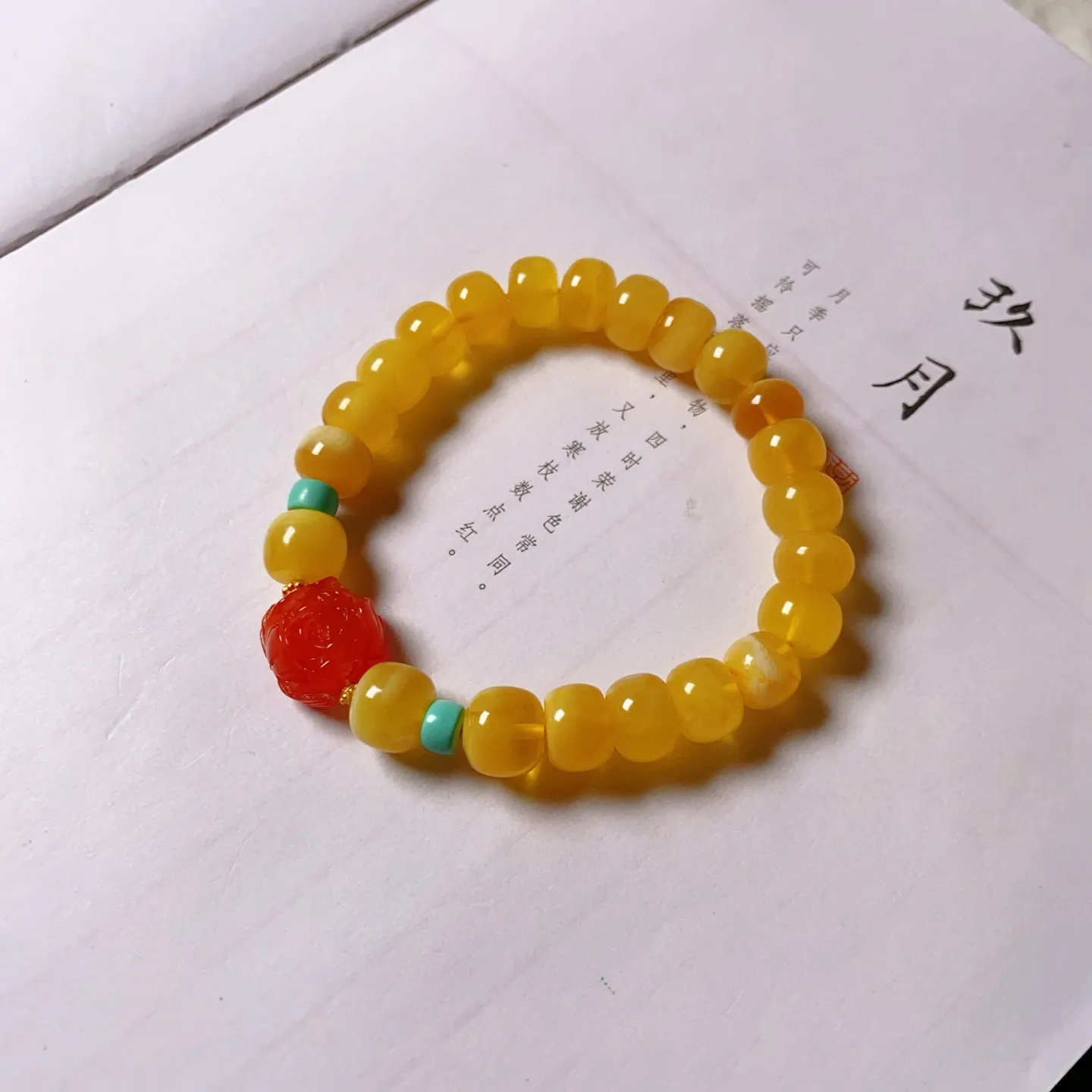天然精品原矿蜜蜡老型珠手链，颜色漂亮，实物超美，搭配川料南红花，纯手工雕刻，手链9.3mm