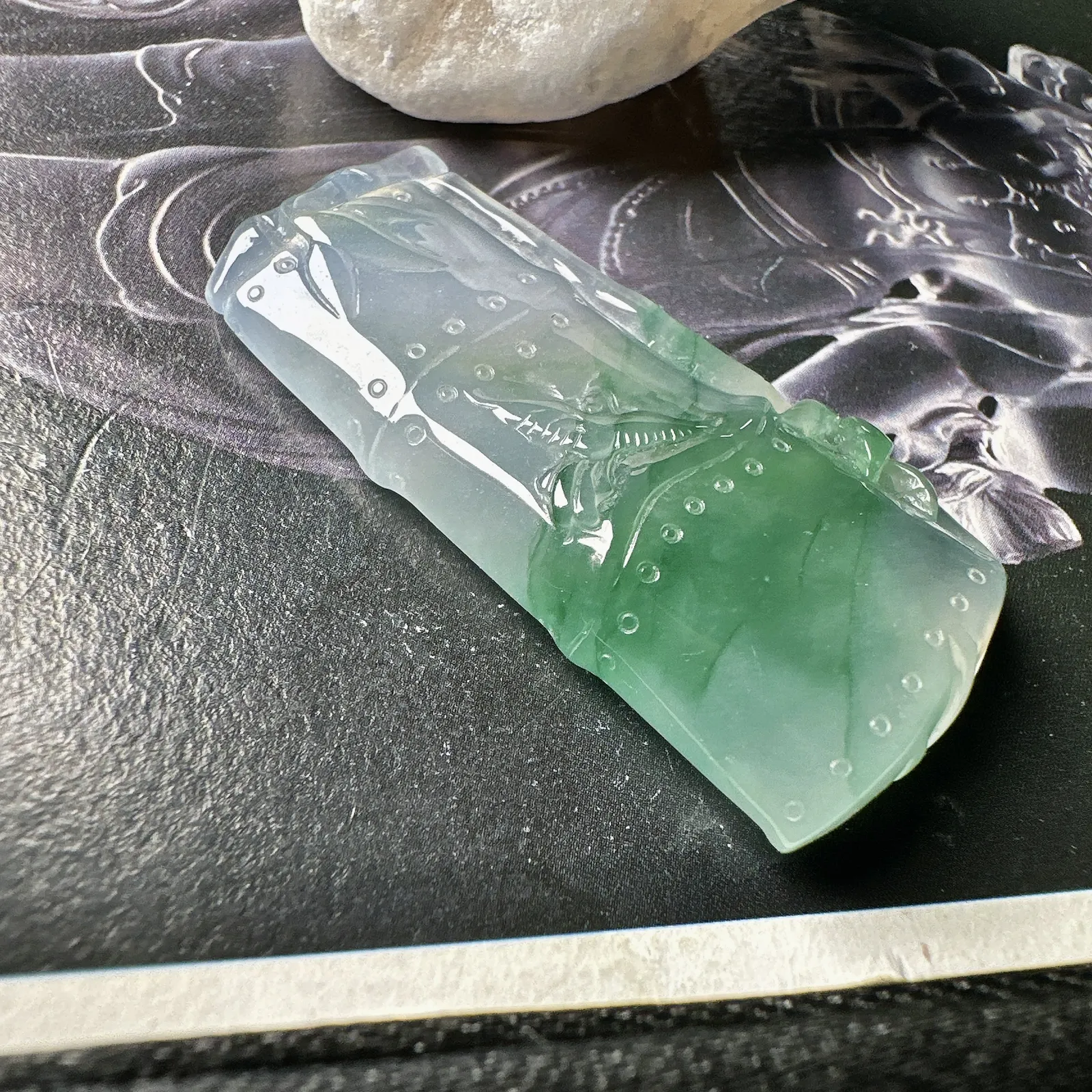 【冰种飘绿节节高吊坠】步步高升，质地细腻，通透闪耀，光可鉴人，佳品推荐
