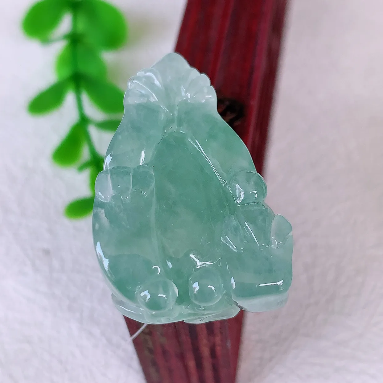 自然光实拍，冰胶飘花招财貔貅吊坠，民间有“一摸貔貅运程旺盛，再摸貔貅财运滚滚，三摸貔貅平步青云 ”的美好祝愿。#46.27