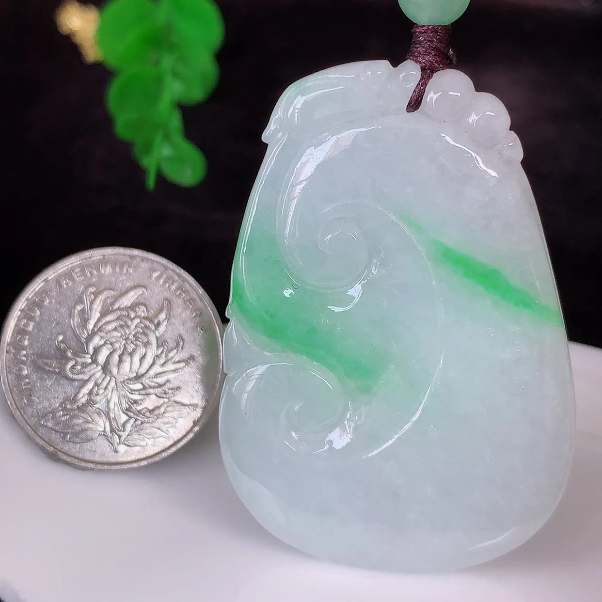 自然光实拍，冰润飘绿翡翠如意吊坠，冰透，翠色灵动，饱满，万事如意，如意一生，配戴精美！#46.27