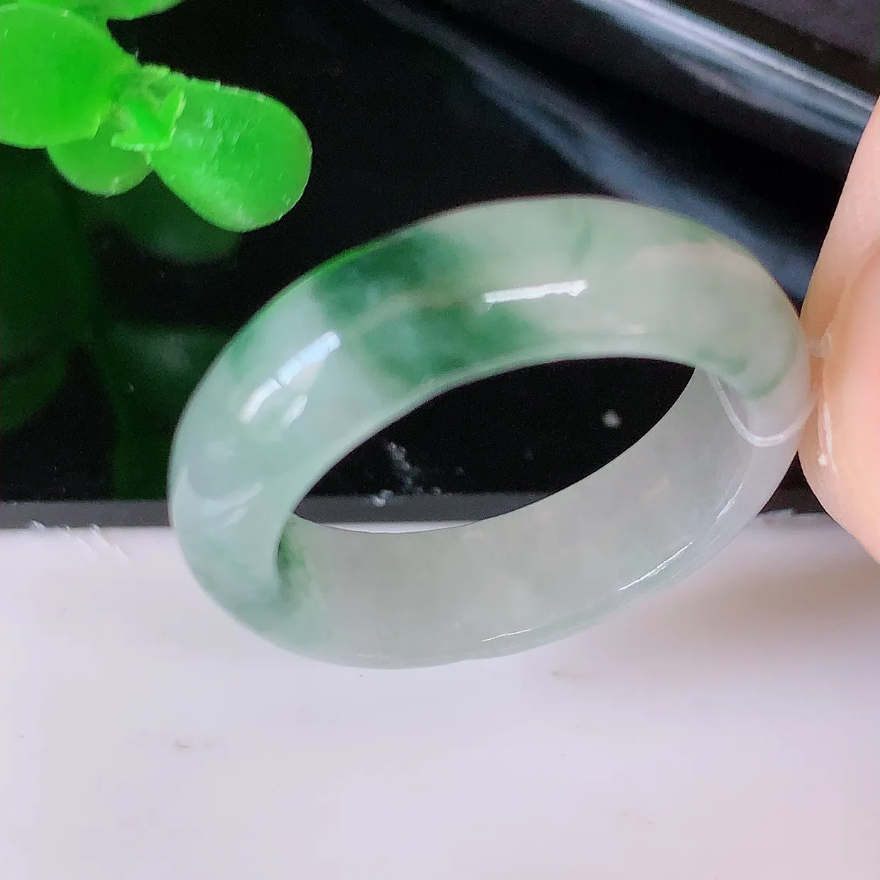 自然光实拍，18mm内径冰飘花翡翠指环，玉戒指，玉质莹润，好精美好冰润的指环，17圈口，上手纤巧！#