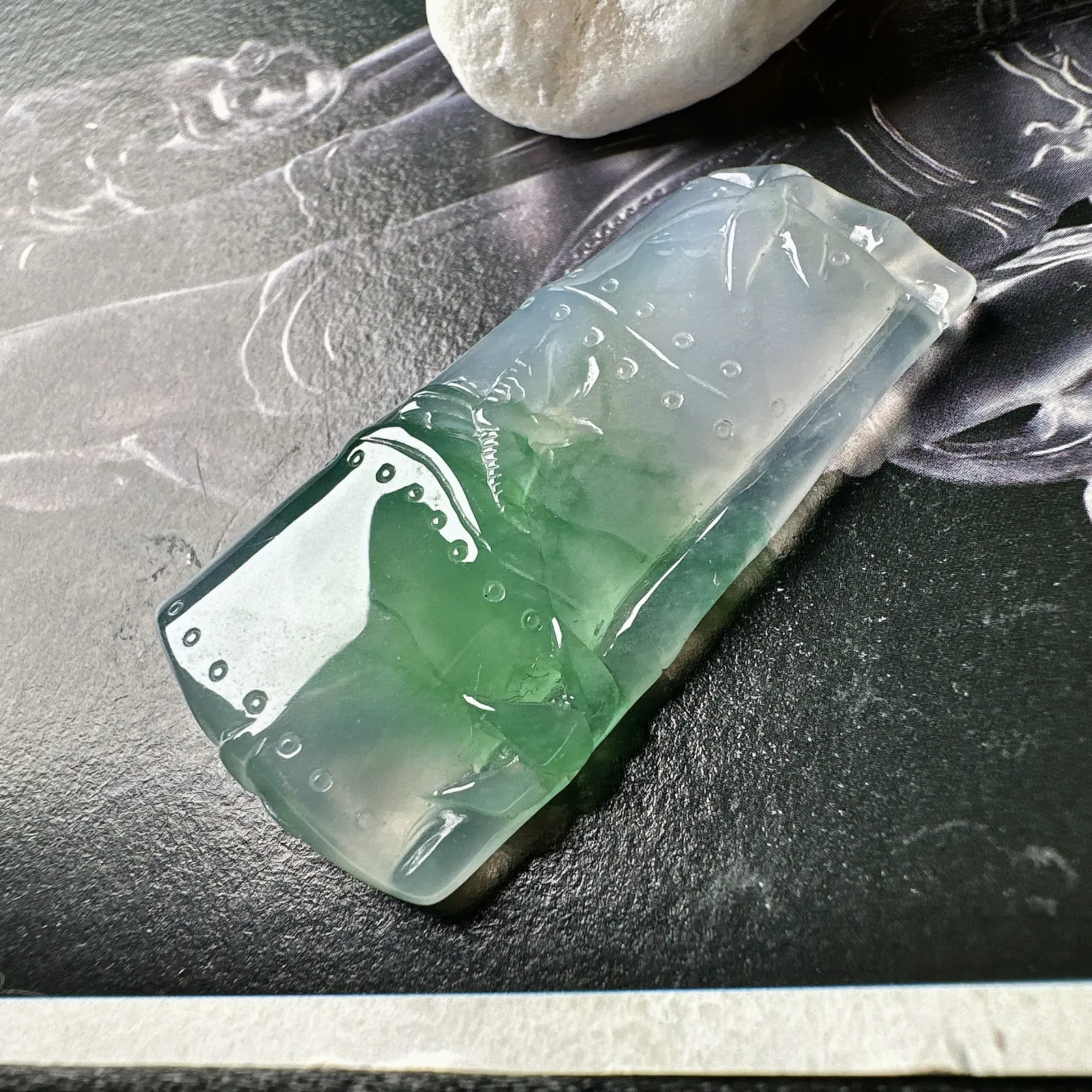 【冰种飘绿节节高吊坠】步步高升，质地细腻，通透闪耀，光可鉴人，佳品推荐
