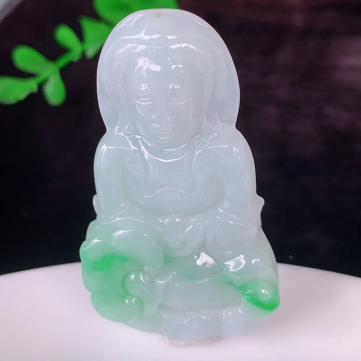 自然光实拍，冰润飘绿观音菩萨吊坠，赐福翡翠观音，翠绿迷人，观音面相端庄，佩戴时尚出众！#46.29