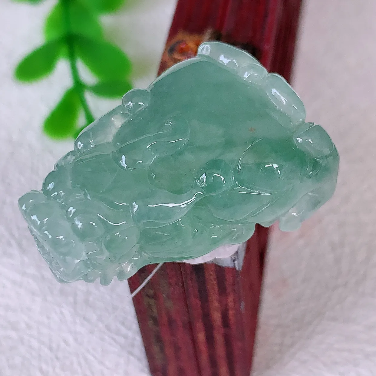 自然光实拍，冰胶飘花招财貔貅吊坠，民间有“一摸貔貅运程旺盛，再摸貔貅财运滚滚，三摸貔貅平步青云 ”的美好祝愿。#46.27