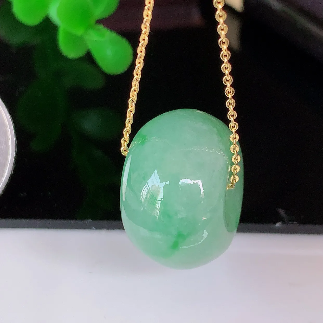 自然光实拍，冰润飘绿路路通翡翠吊坠，寓意时来运转、财源滚滚，款式新颖时尚，日常百搭的款！#05.27