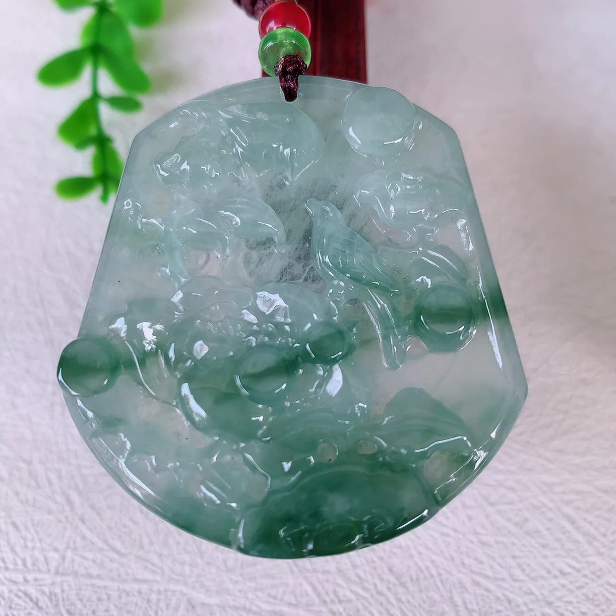 自然光实拍，冰种飘花翡翠喜上眉梢吊坠，时人之家，闻鹊声皆以为喜，故谓喜鹊报喜。”题材有喜上眉梢，双喜
