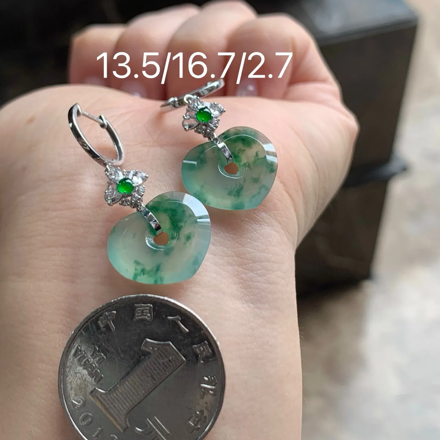 冰种飘花耳坠
种好水足 真金镶嵌