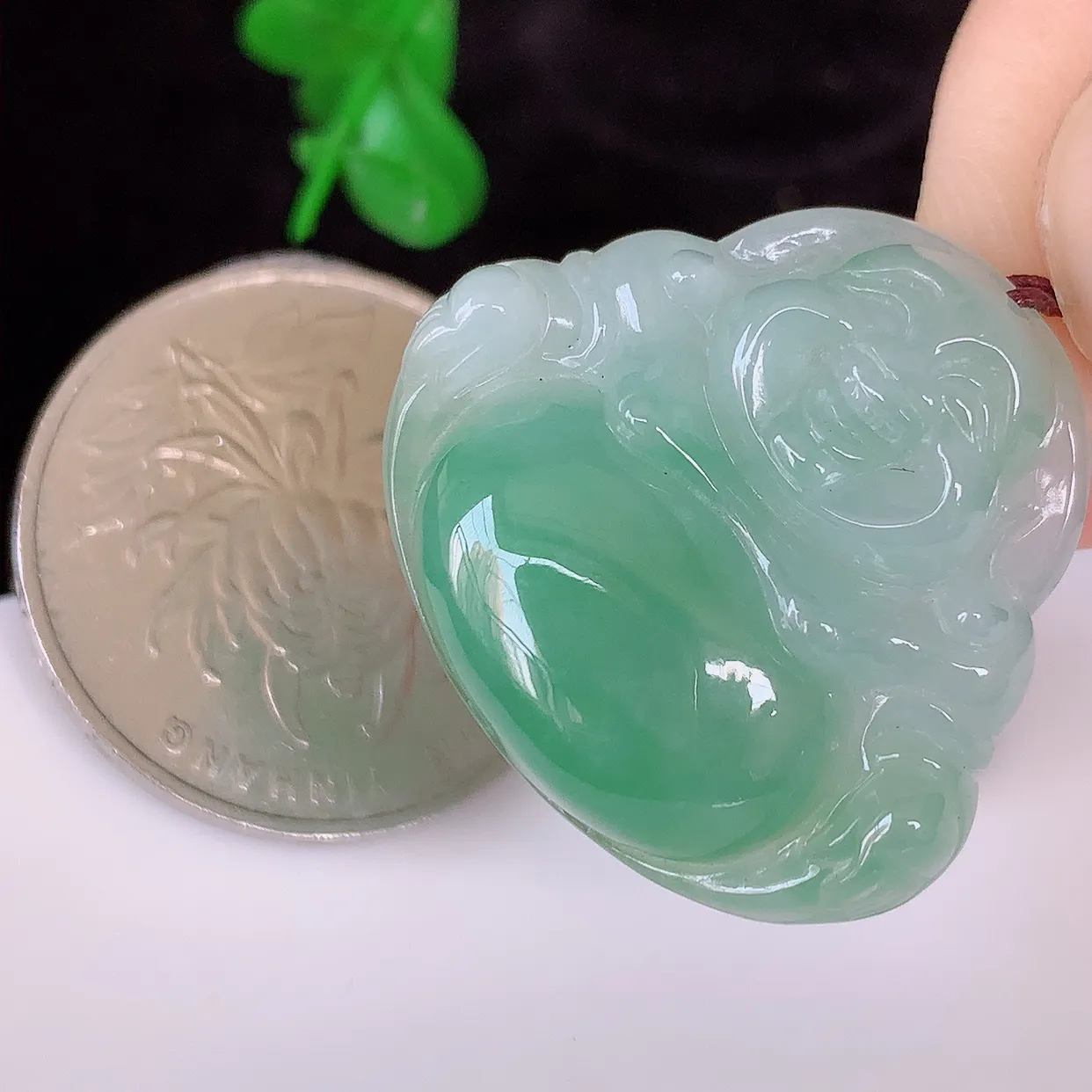 自然光实拍，冰胶飘花佛公吊坠，翡翠笑佛，饱满，开脸喜庆，配戴优雅迷人！#57.27