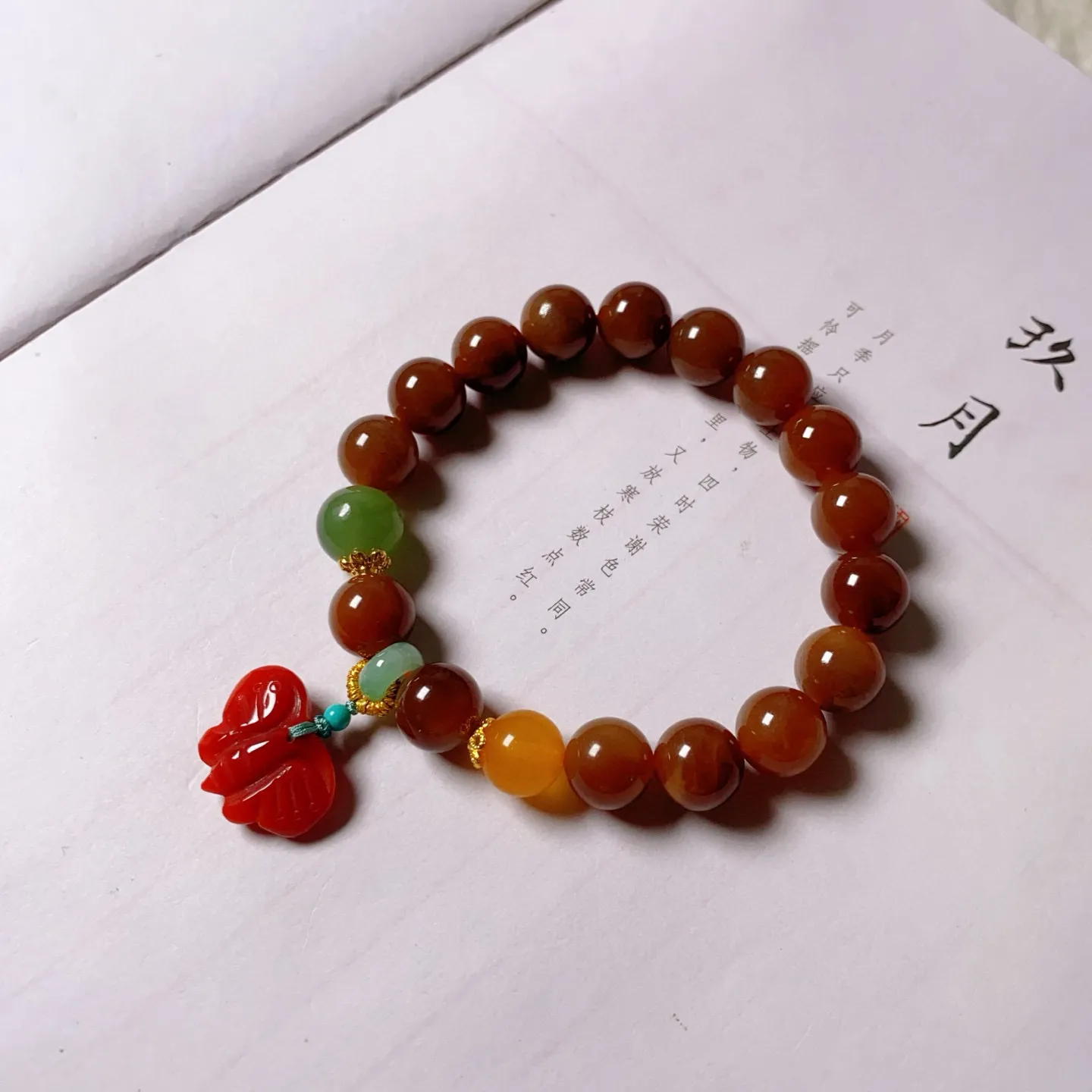 天然精品和田玉糖料手链，特别简单大气的一款，玉质细腻油润，色泽柔和，珠子颗颗圆润饱满无暇，密度高，油性好，越带越润，搭配碧玉，蜜蜡，翡翠，南红吊坠，珠子10mm