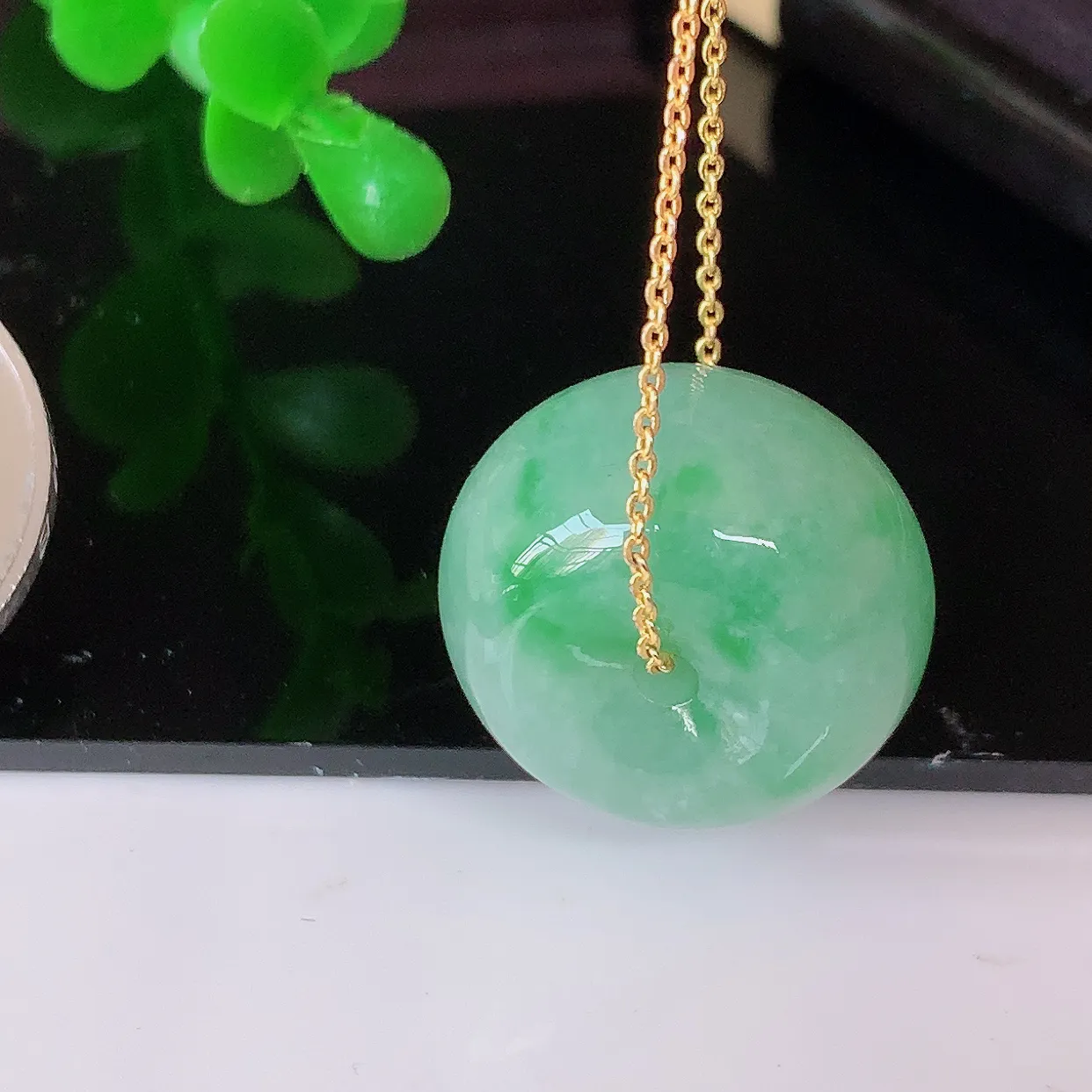 自然光实拍，冰润飘绿路路通翡翠吊坠，寓意时来运转、财源滚滚，款式新颖时尚，日常百搭的款！#05.27