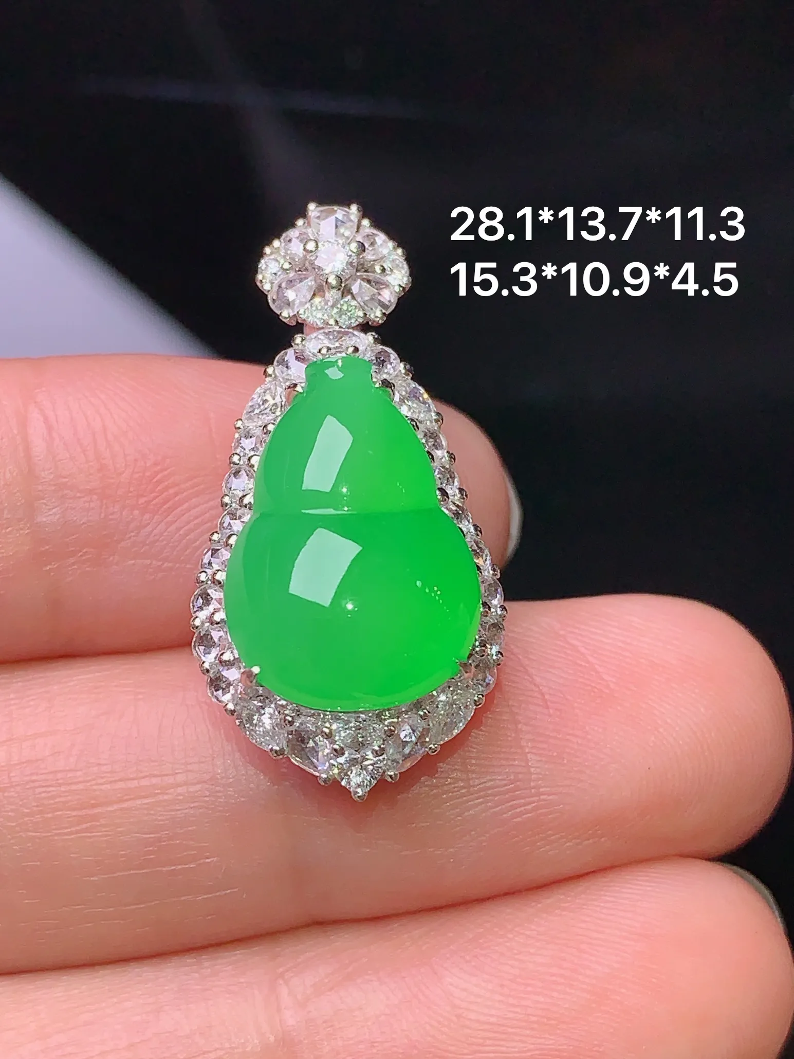 18k金钻镶嵌满绿葫芦吊坠 玉质细腻 色泽清新艳丽 整体尺寸28.1*13.7*11.3