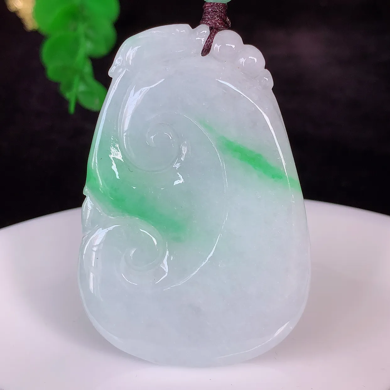 自然光实拍，冰润飘绿翡翠如意吊坠，冰透，翠色灵动，饱满，万事如意，如意一生，配戴精美！#46.27