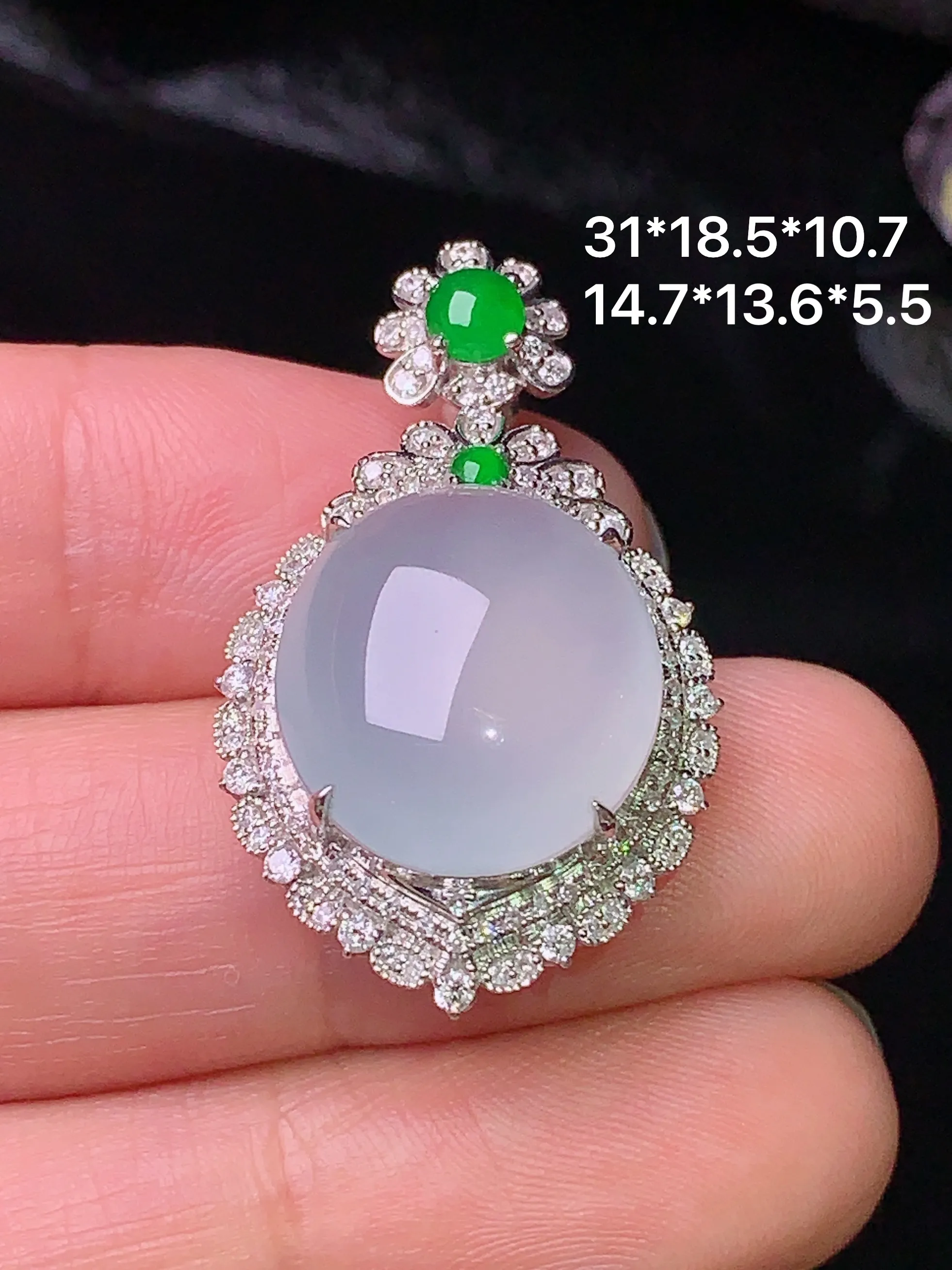 18k金钻镶嵌冰种蛋面吊坠 玉质细腻 色泽清新艳丽 整体尺寸31*18.5*10.7