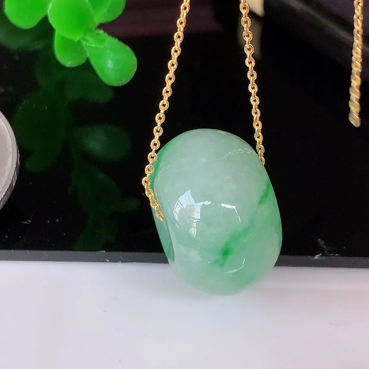 自然光实拍，冰润飘绿路路通翡翠吊坠，寓意时来运转、财源滚滚，款式新颖时尚，日常百搭的款！#05.27