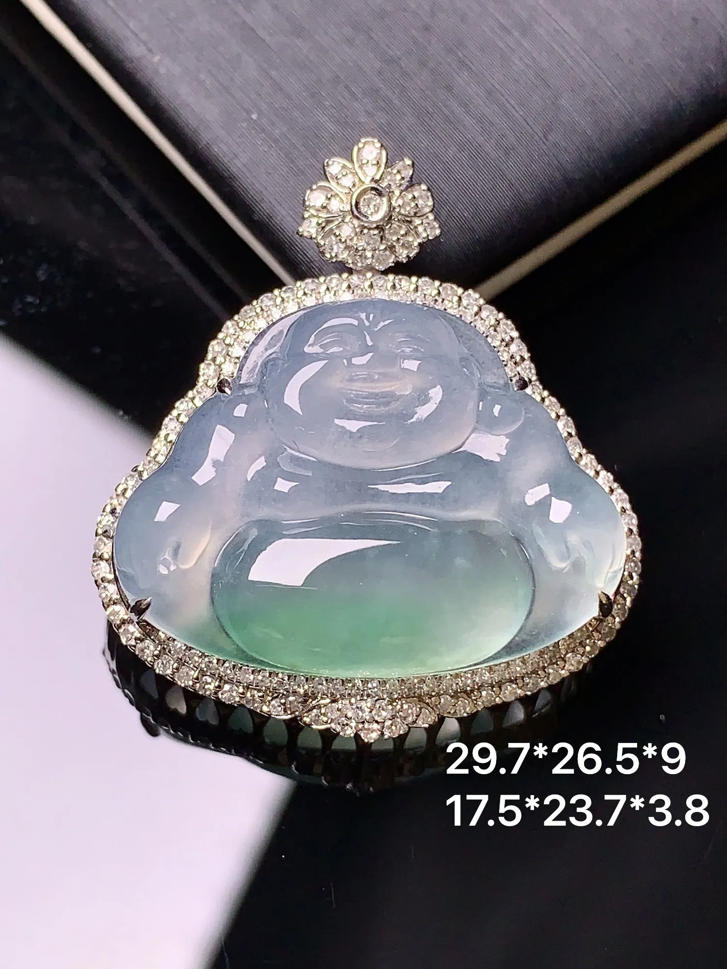 18k金钻镶嵌飘绿佛公吊坠 玉质细腻 色泽清新艳丽 整体尺寸29.7*26.5*9