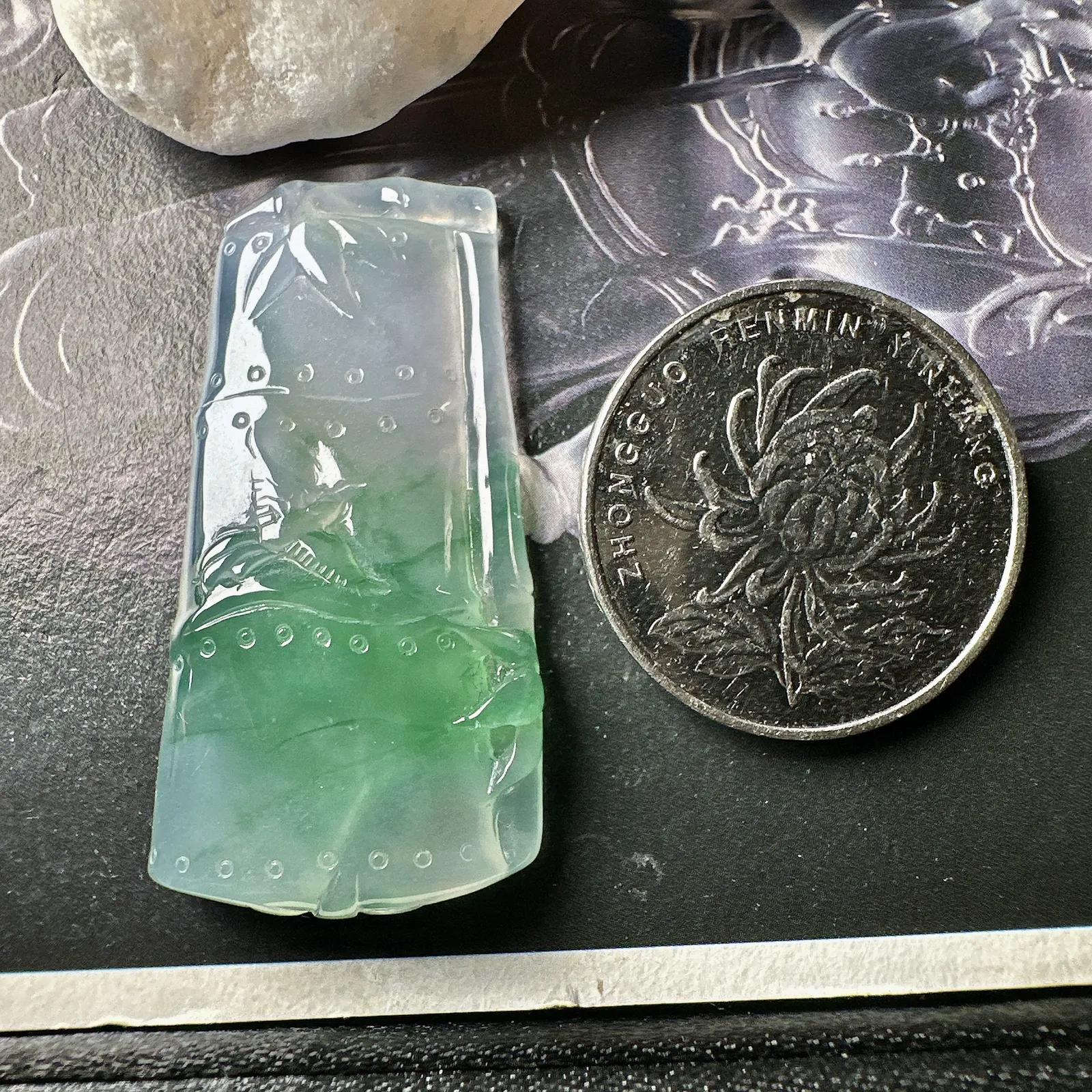 【冰种飘绿节节高吊坠】步步高升，质地细腻，通透闪耀，光可鉴人，佳品推荐
