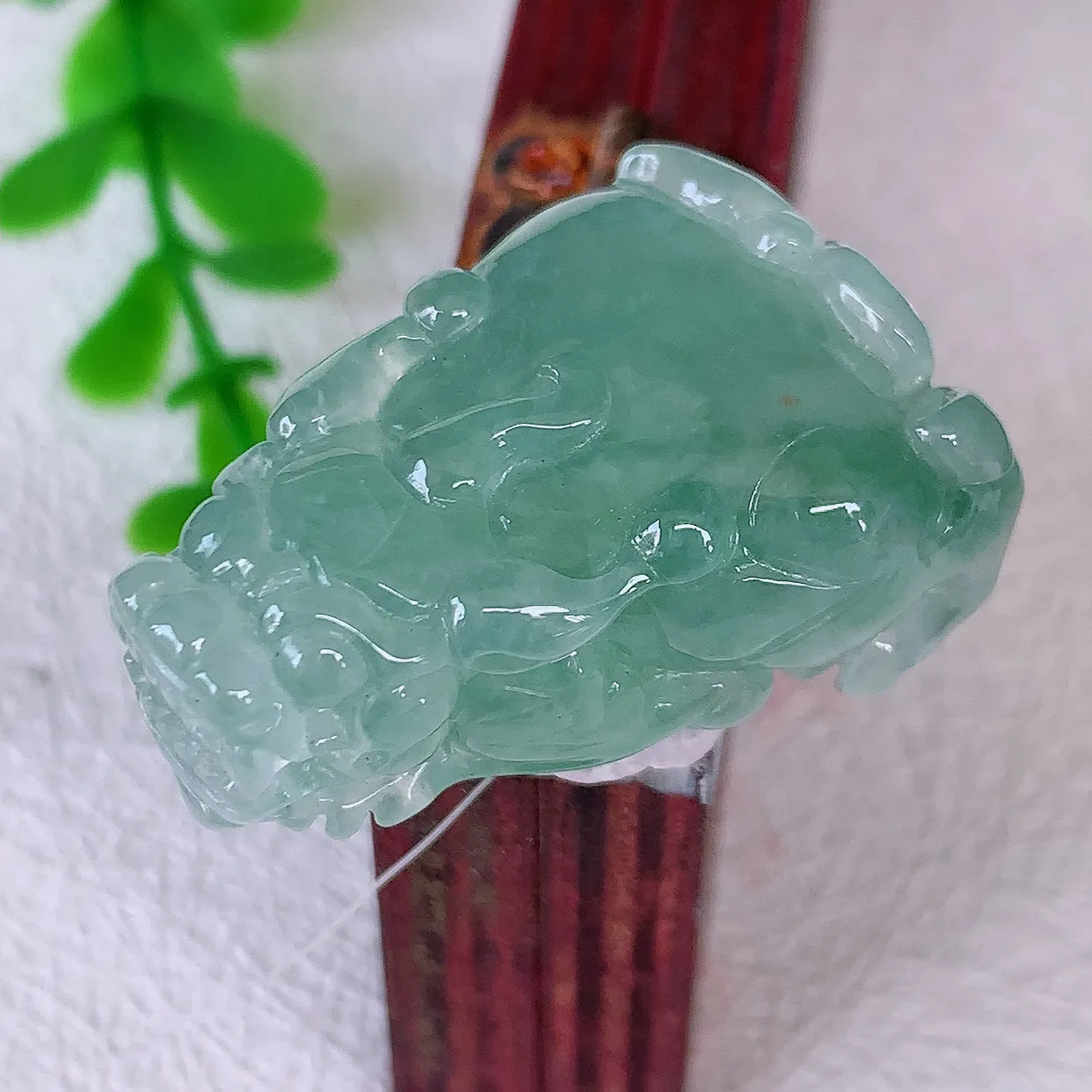 自然光实拍，冰胶飘花招财貔貅吊坠，民间有“一摸貔貅运程旺盛，再摸貔貅财运滚滚，三摸貔貅平步青云 ”的