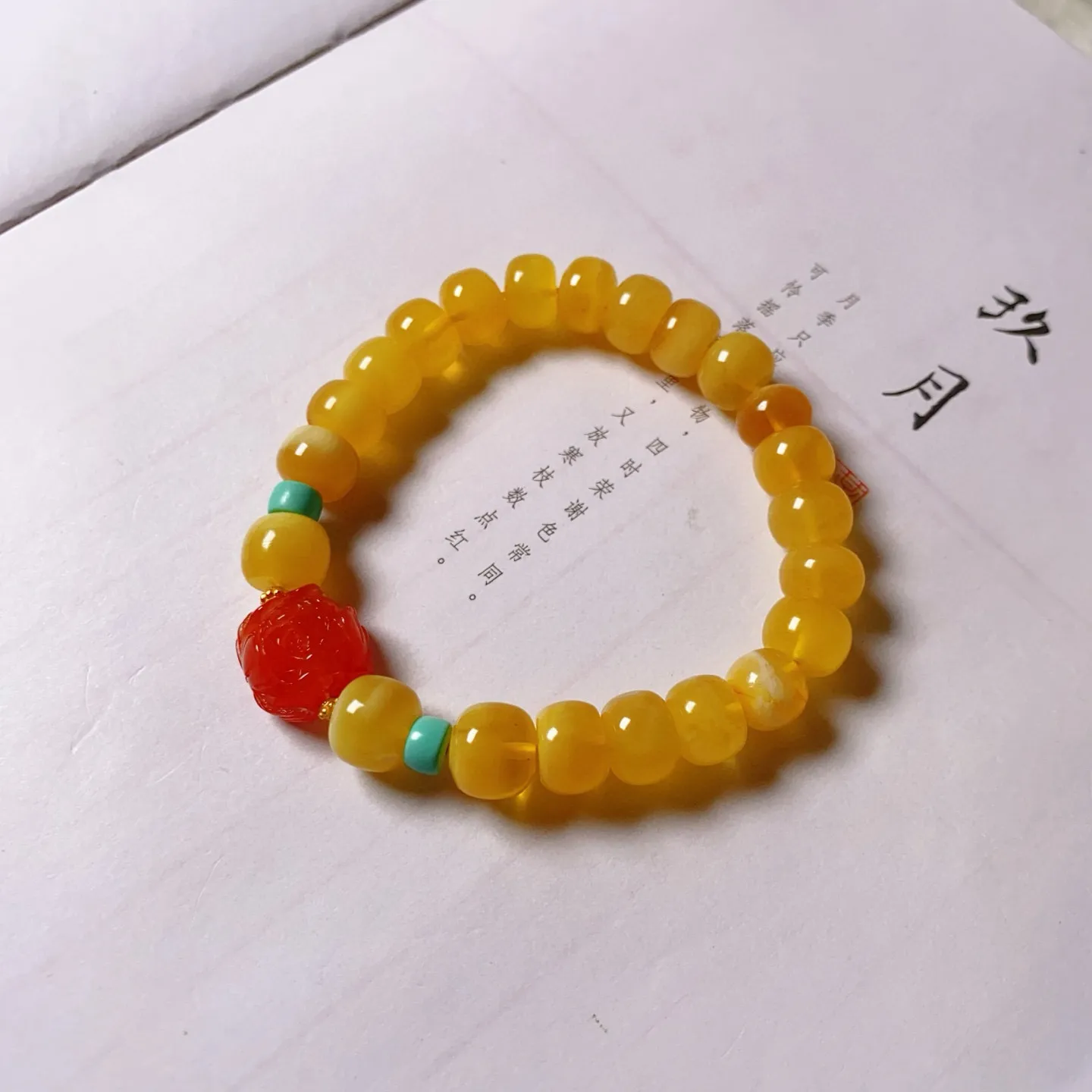 天然精品原矿蜜蜡老型珠手链，颜色漂亮，实物超美，搭配川料南红花，纯手工雕刻，手链9.3mm