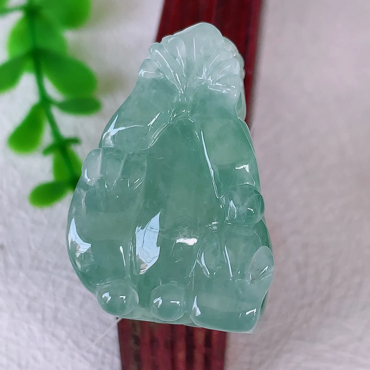自然光实拍，冰胶飘花招财貔貅吊坠，民间有“一摸貔貅运程旺盛，再摸貔貅财运滚滚，三摸貔貅平步青云 ”的美好祝愿。#46.27