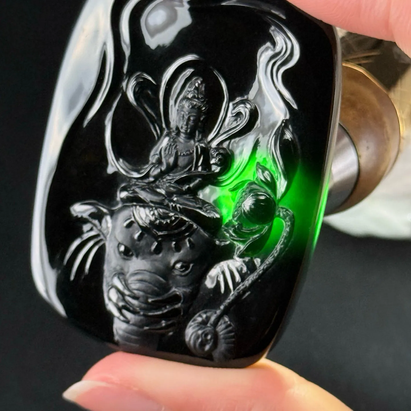 精品墨翠普贤菩萨 种好色正 黑度极好 打灯通透 油性十足 尺寸56