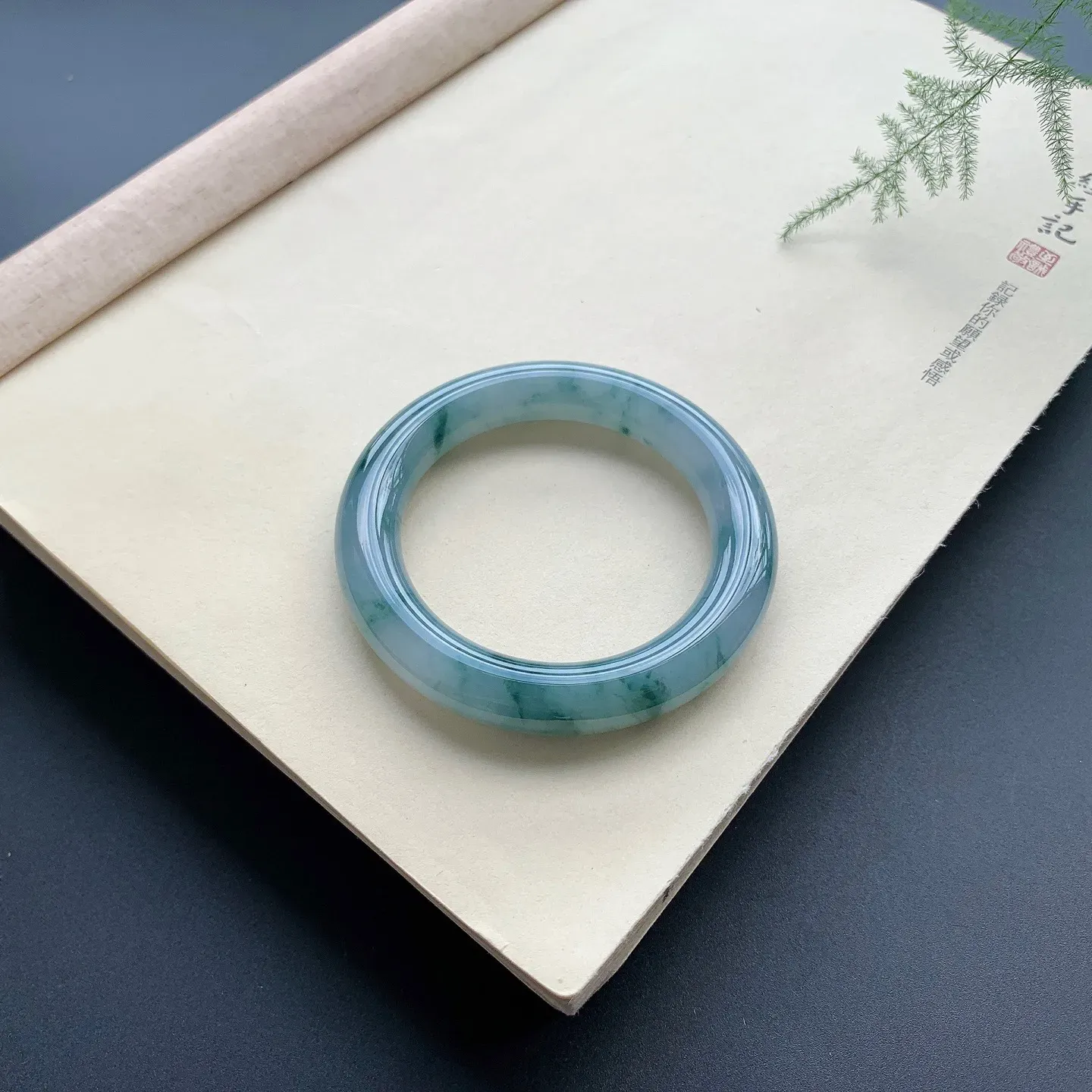 54.5圈口飘花圆条手镯 尺寸：54.5-11，无纹裂，水润起胶，花色浓郁