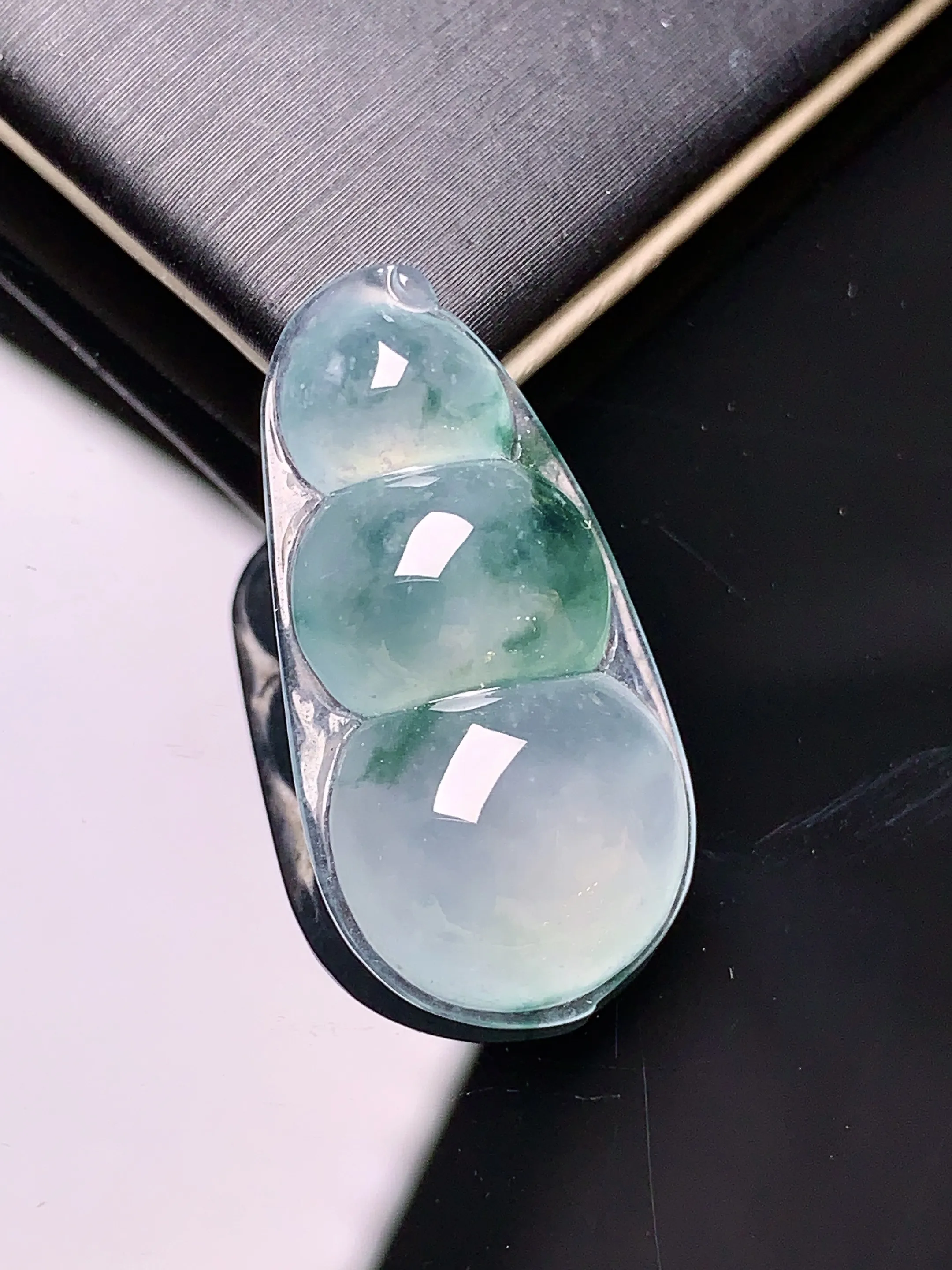 冰种飘绿四季豆吊坠 玉质细腻 色泽清新艳丽 整体尺寸26.6*13.6*6