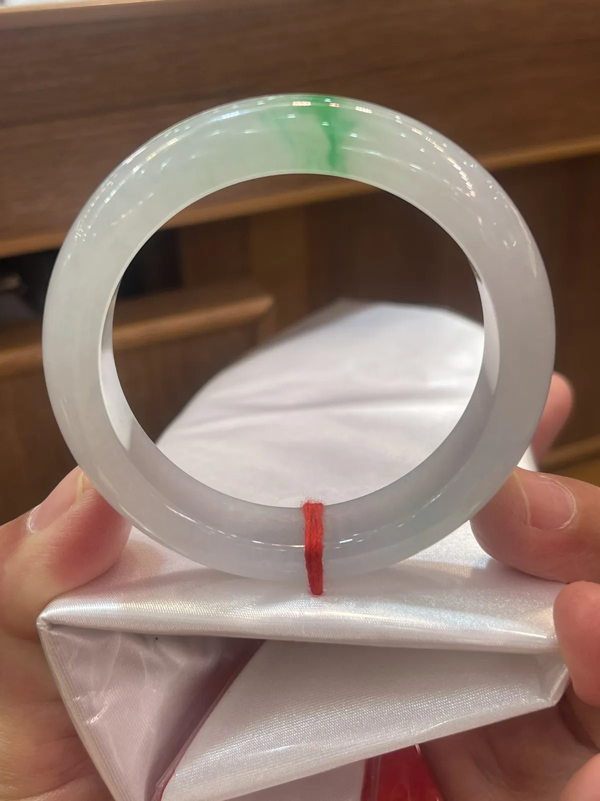 缅甸翡翠A货，正圈正阳绿富贵镯，上手效果非常棒，平平安安：健健康康