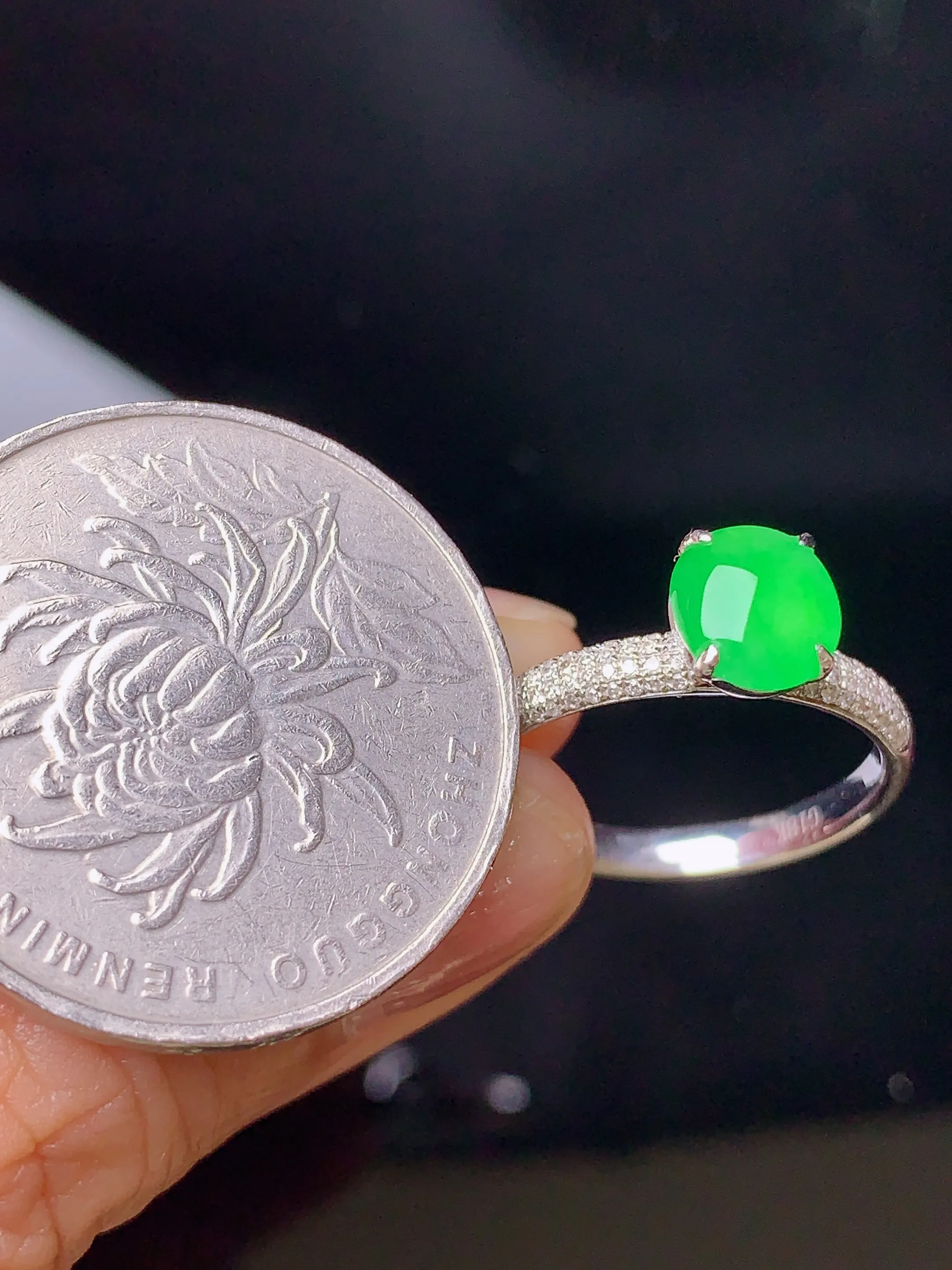 18k金钻镶嵌满绿蛋面戒指 玉质细腻 色泽清新艳丽 圈口12.5 裸石尺寸7*6.2*2.3