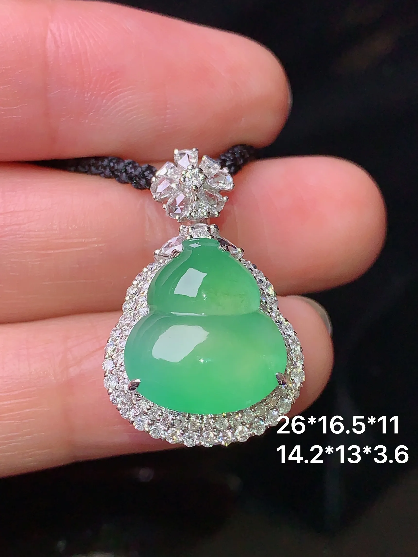 18k金钻镶嵌翠绿葫芦吊坠 玉质细腻 色泽清新艳丽 整体尺寸26*16.5*11