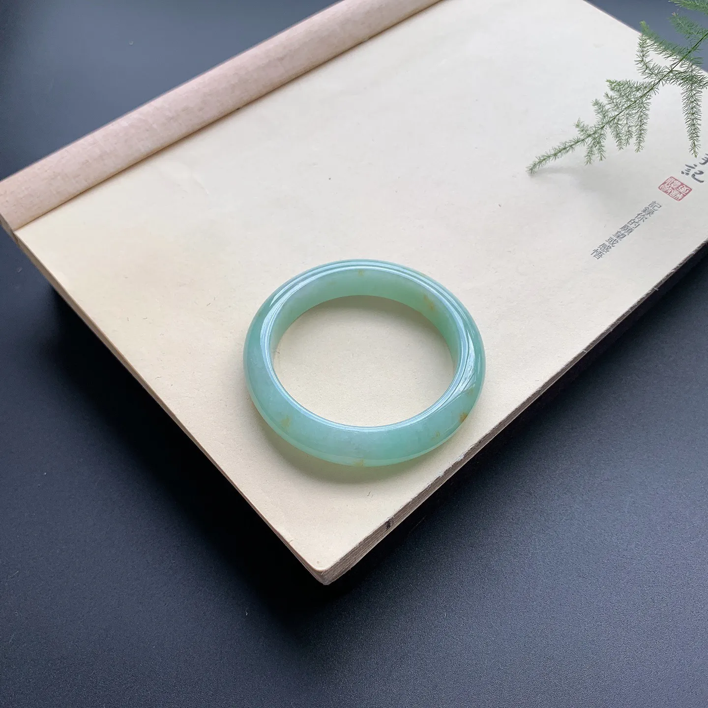 54圈口豆绿飘黄翡正圈手镯 尺寸：54-12-8.5，无纹裂，色泽亮丽，细腻光滑