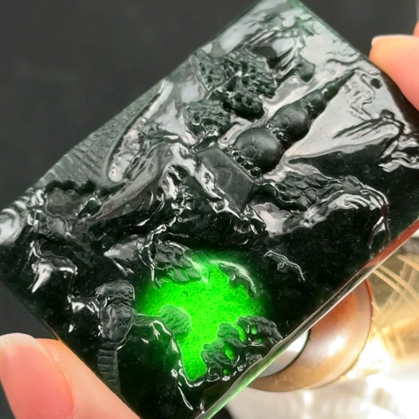 精品墨翠山水牌 种好色正 黑度极好 打灯通透 油性十足 尺寸53.1