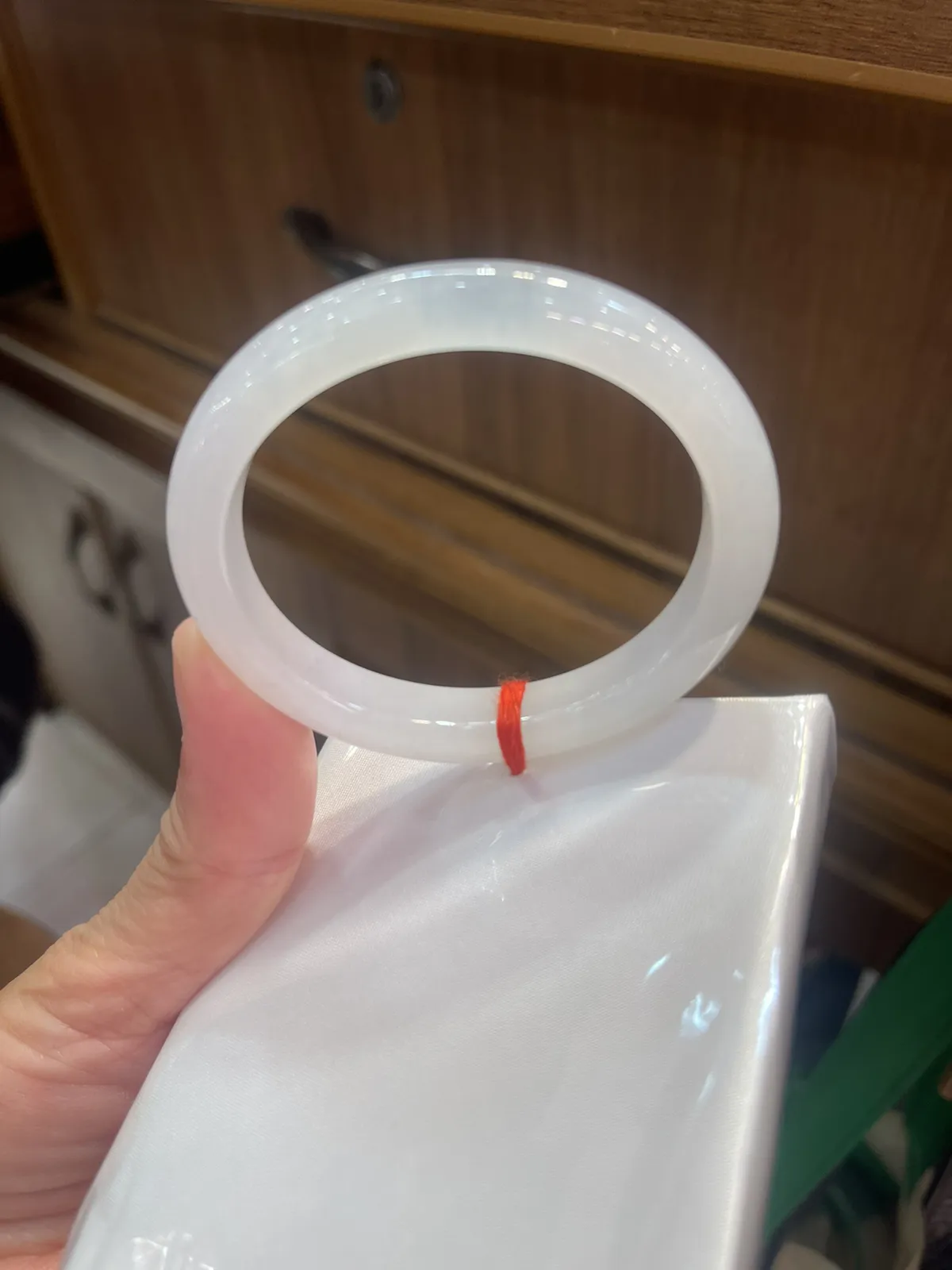 缅甸翡翠A货，白冰贵妃镯，上手效果非常美，冰润细腻，健康快乐，
