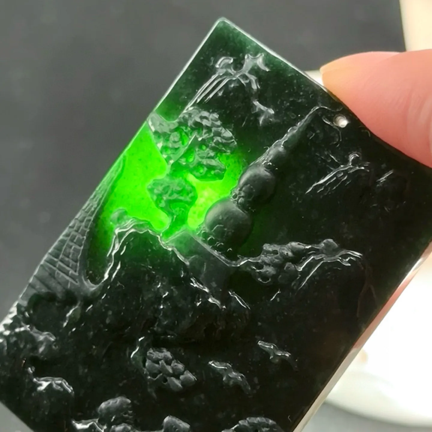 精品墨翠山水牌 种好色正 黑度极好 打灯通透 油性十足 尺寸53.1