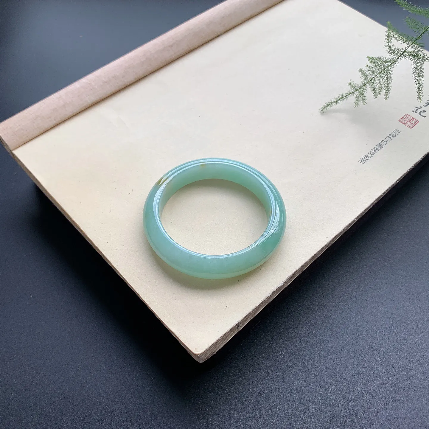 54圈口豆绿飘黄翡正圈手镯 尺寸：54-12-8.5，无纹裂，色泽亮丽，细腻光滑
