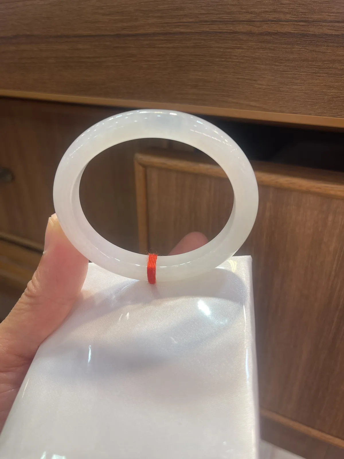 缅甸翡翠A货，白冰贵妃镯，上手效果非常美，冰润细腻，健康快乐，