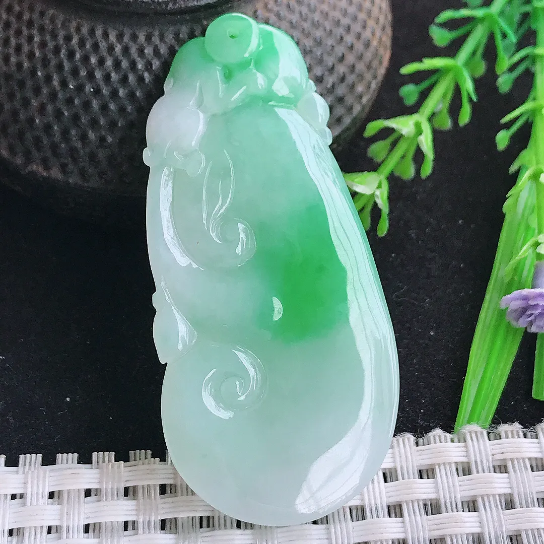 自然光56/26.5/6.3老坑冰润水灵飘阳绿如意吊坠翡翠玉坠