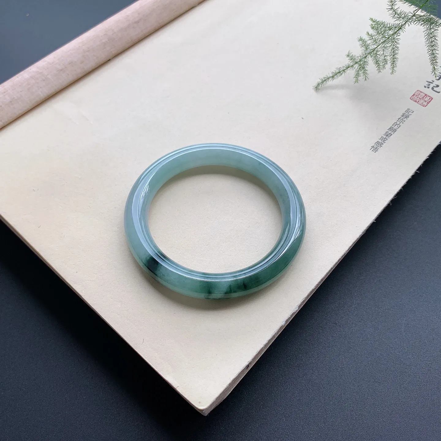 55.5圈口飘花圆条手镯 尺寸：55.5-10-9.8，无纹裂，细腻光滑，花色浓郁