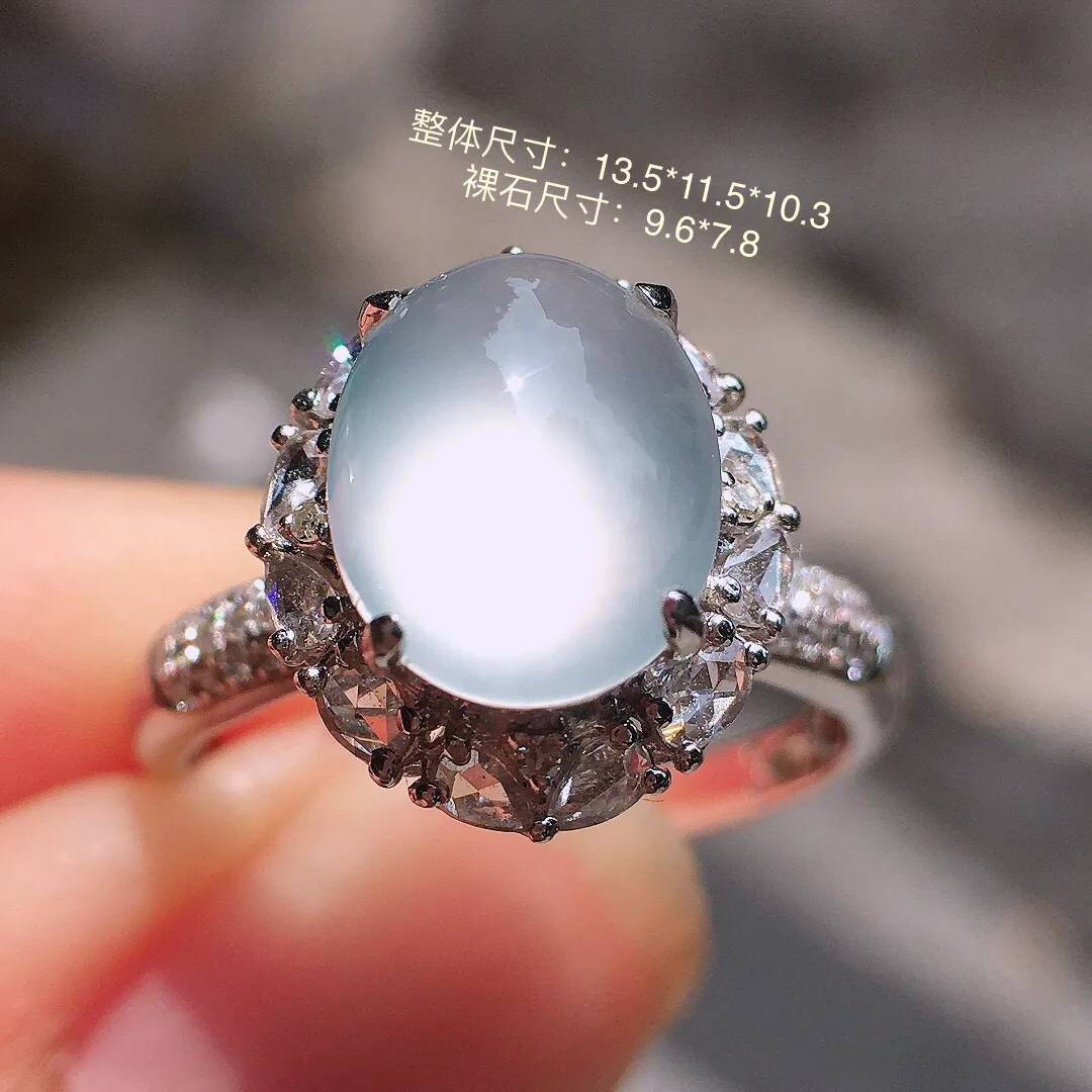 冰种蛋面戒指，玉质细腻，荧光感超
强，饱满圆润，气质满满。18k
金豪华镶嵌