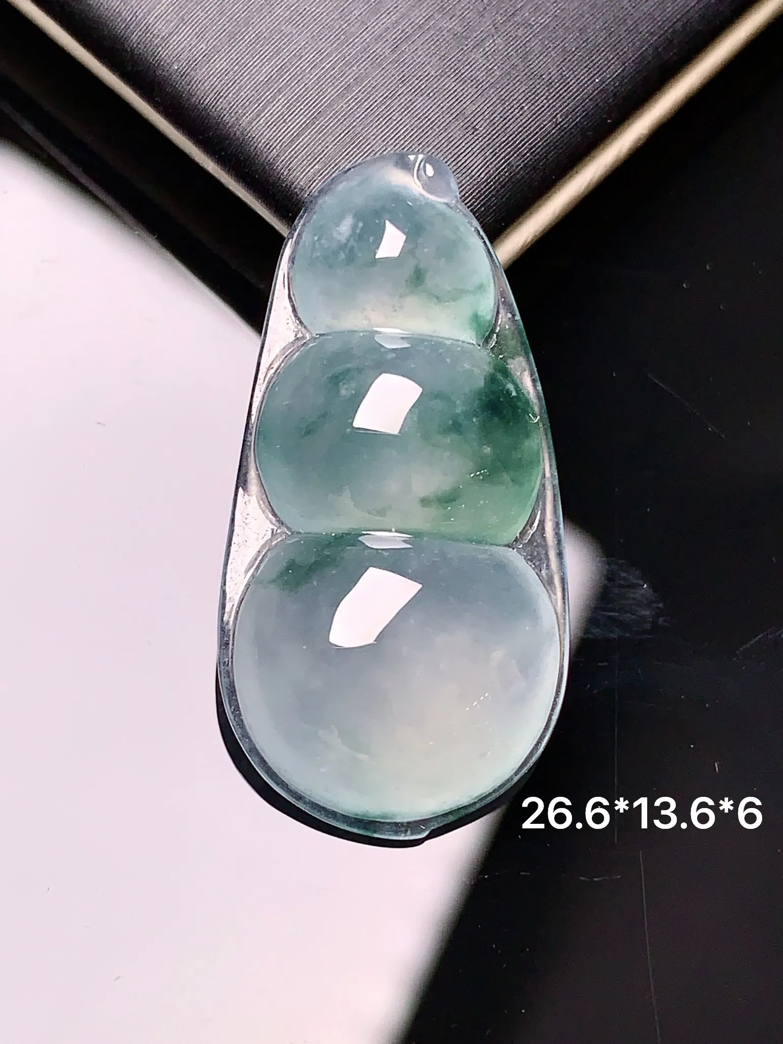 冰种飘绿四季豆吊坠 玉质细腻 色泽清新艳丽 整体尺寸26.6*13.6*6