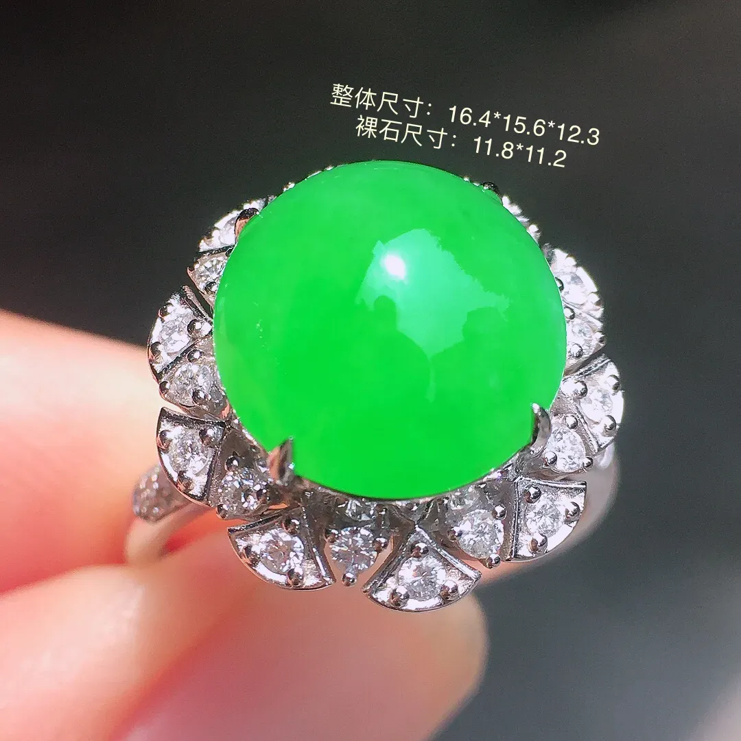 正阳绿蛋面戒指，色泽均匀艳丽，玉质细腻，荧光感超
强，饱满圆润，气质满满。18k
金豪华镶嵌