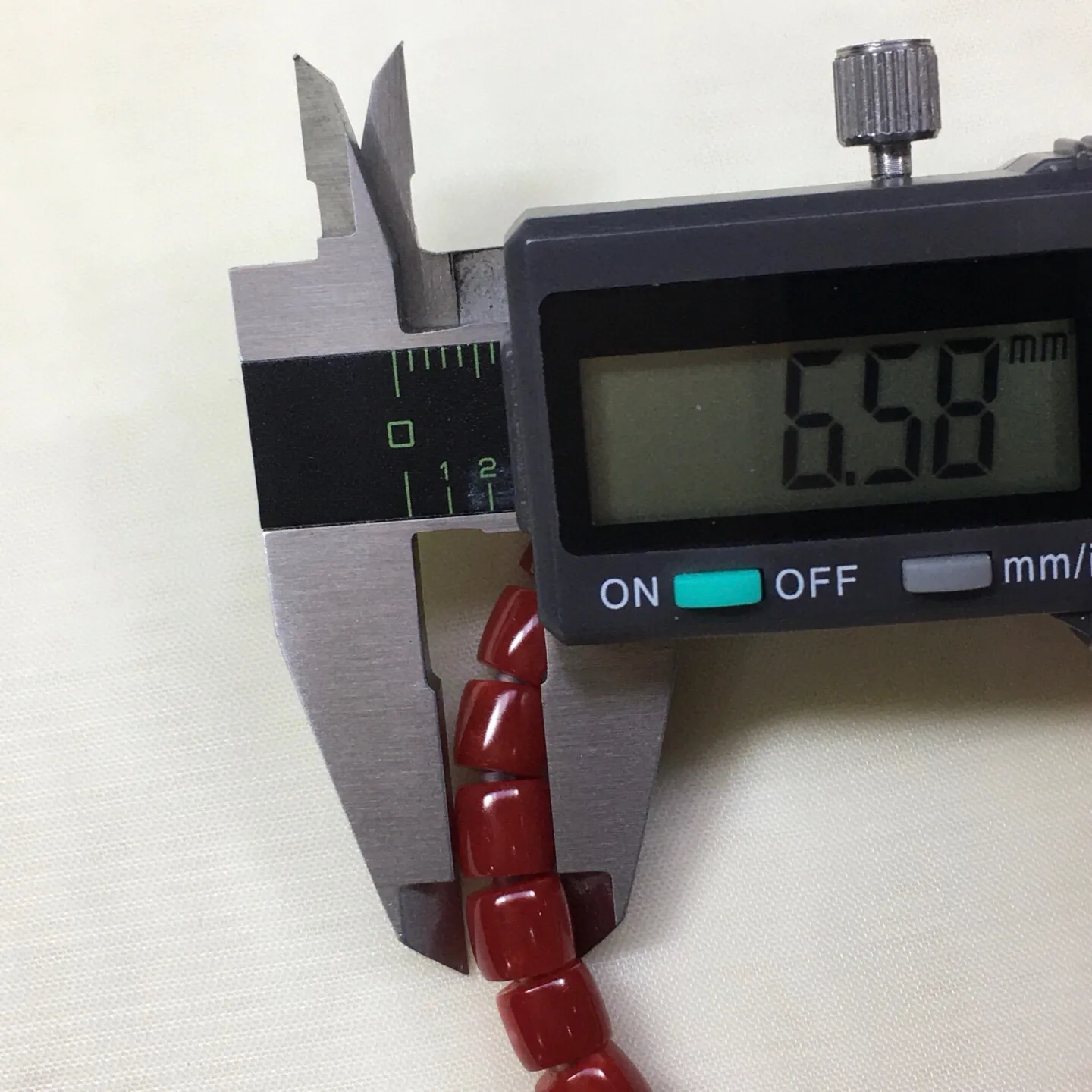 【天然日本阿卡牛血红珊瑚直切7.36mm老型大桶珠弹力手串】收藏佩戴两不误！天然无添加无优化，牛血红颜色，色泽好！品质好！颗颗天然！日本产地，阿卡材料，裸石尺寸约为7.36-6.58mm左右，重量14.29克。少白芯少虫眼。珊瑚自古被佛教视为珍宝，深海里千年生长的有生命宝石，有灵性，气场强大，佩戴者更有佛性，更有佛缘！